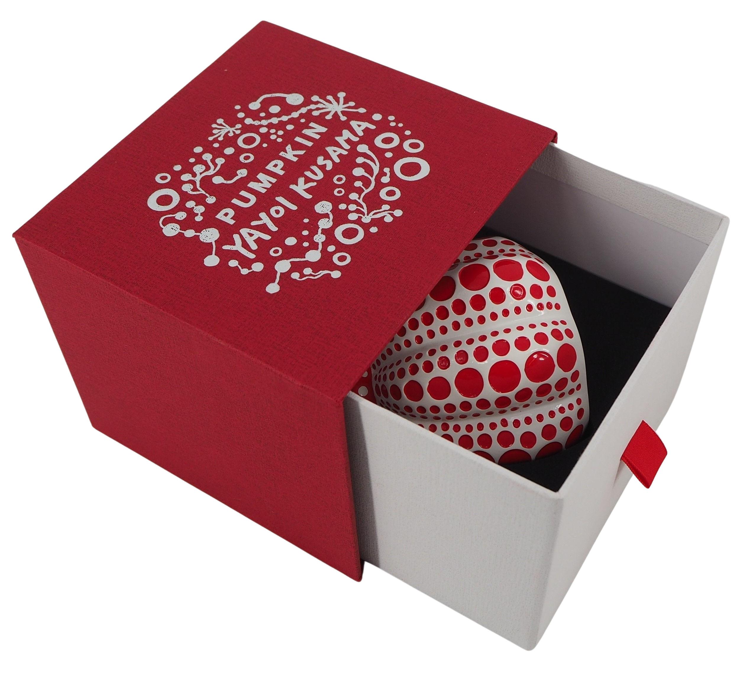 Rotes Pumpkin (Dot Obsession Red) – Original-Skulptur mit Original-Etui (Moderne), Sculpture, von Yayoi Kusama