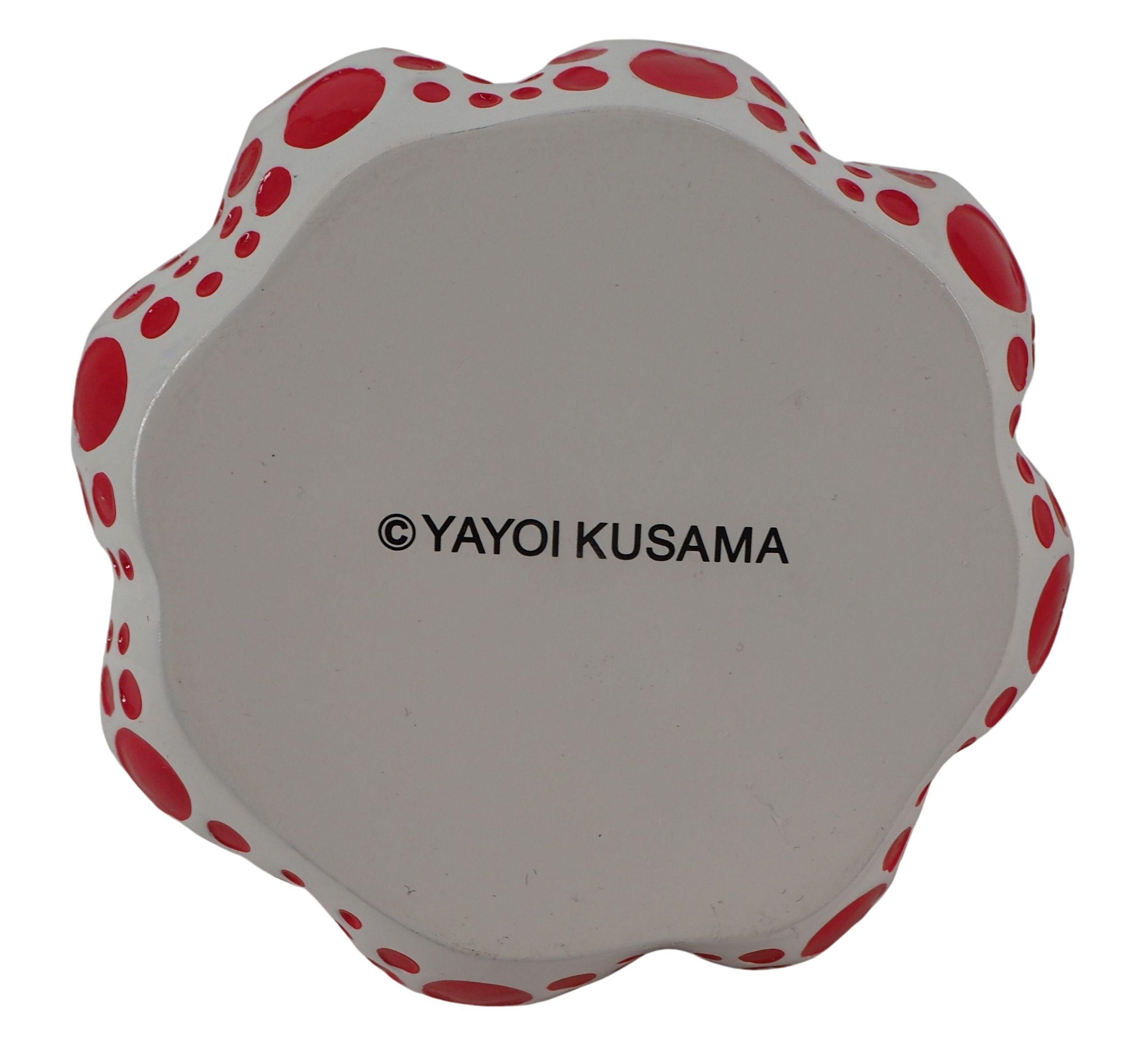 Yayoi Kusama
Kürbisrot (Dots Obsession Rot)

Eine Kürbisskulptur aus Harz
Signiert unter dem Sockel der Skulptur
Durchmesser: 8 cm
Höhe: 10,5 cm
Präsentiert im Original-Editorkoffer

Ausgezeichneter Zustand