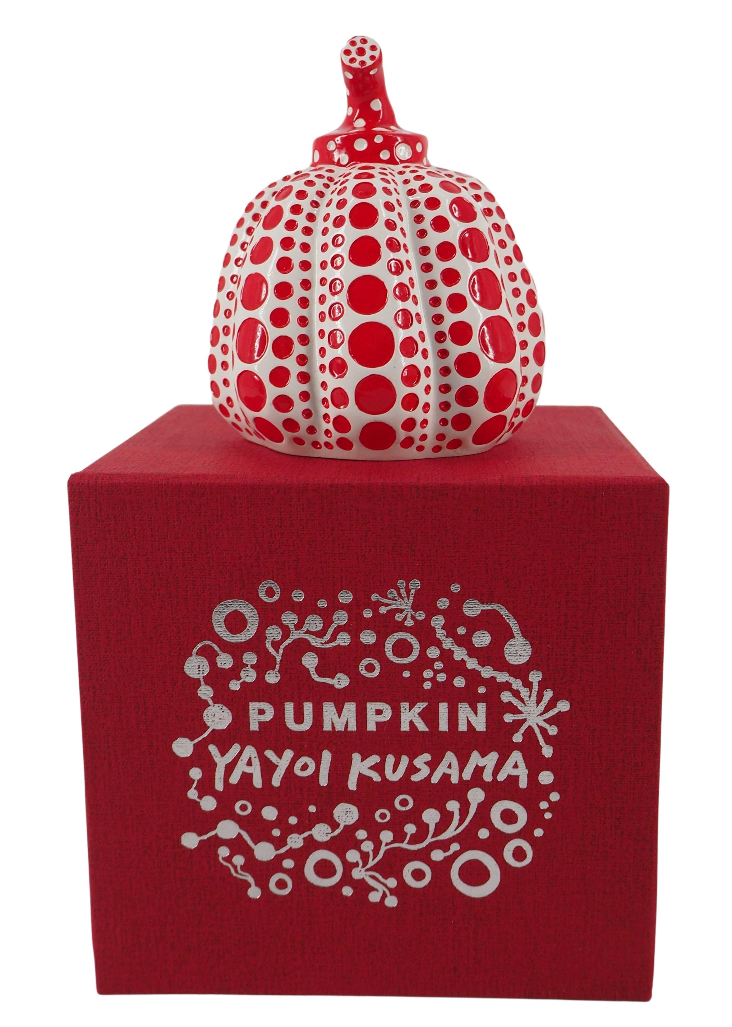 Figurative Sculpture de Yayoi Kusama - Calabaza Roja (Dot Obsession Red) - Escultura original con estuche original
