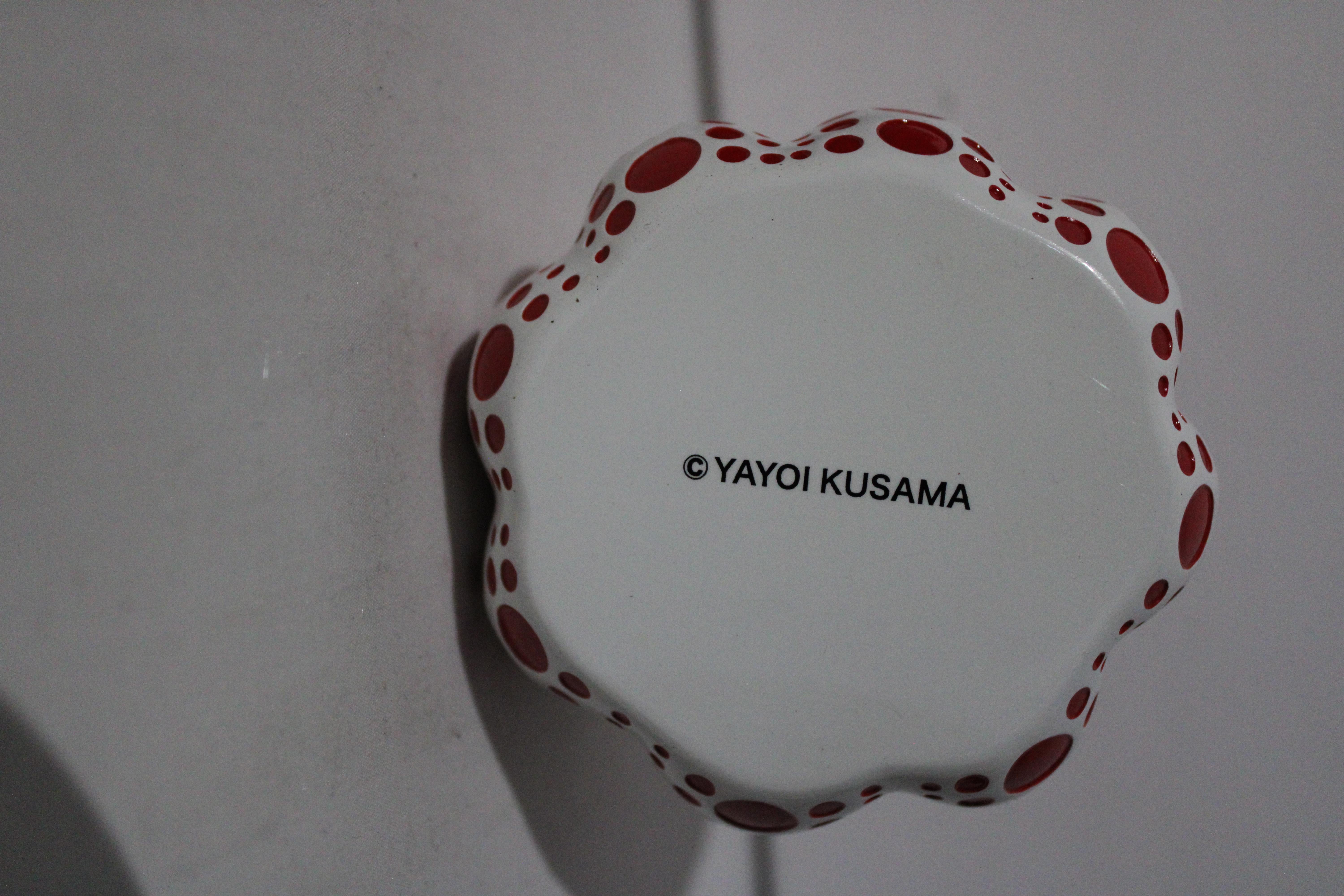 
Yayoi Kusama: Die international renommierte japanische Künstlerin Yayoi Kusama arbeitet in einer Vielzahl von Medien, von der Zeichnung, Malerei und Fotografie bis hin zur Installation und Performancekunst. Während ihrer 60-jährigen Karriere hat