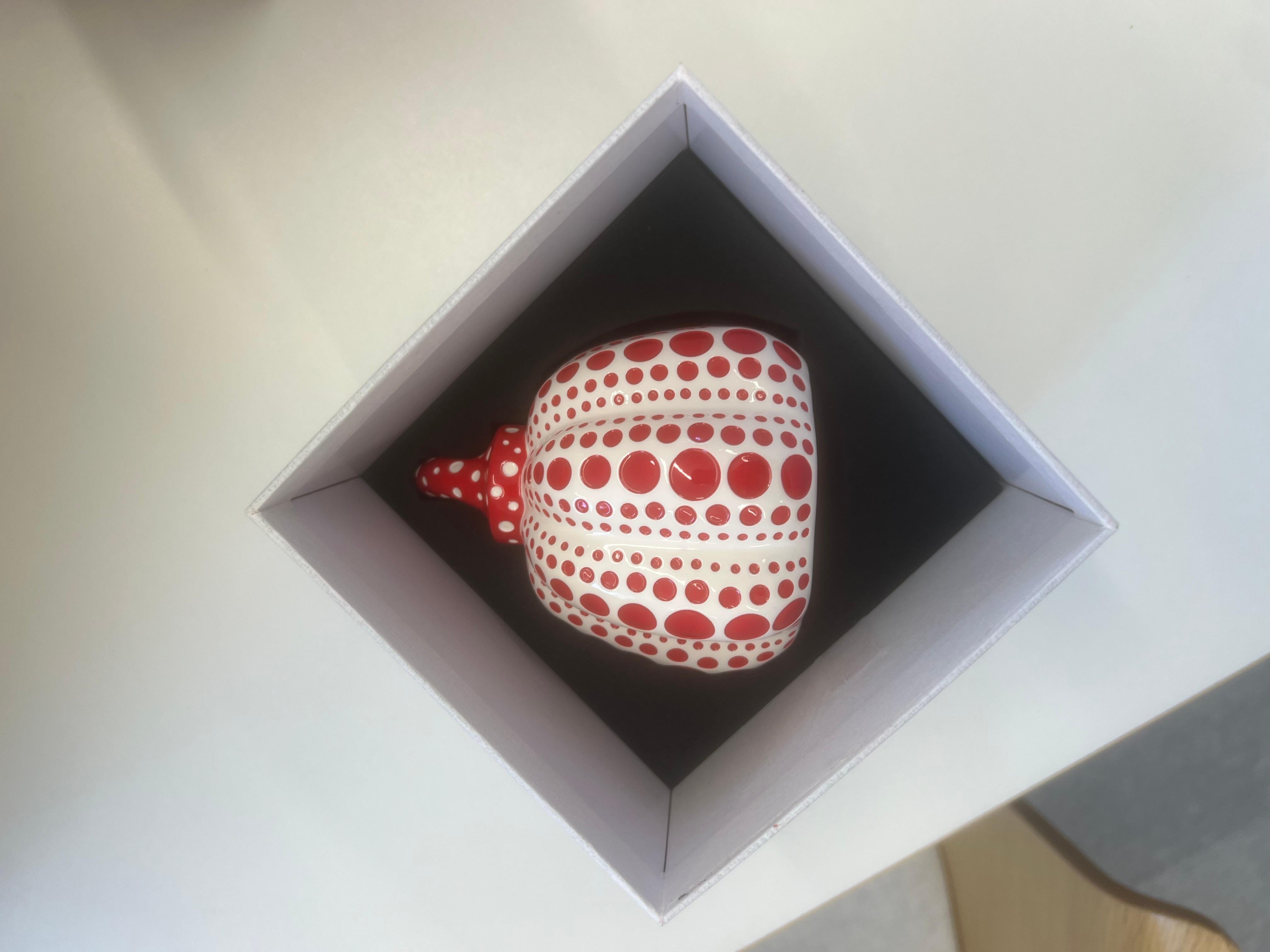 Yayoi Kusama, figurine en résine moulée à la chaussure en rouge, 2015 en vente 2