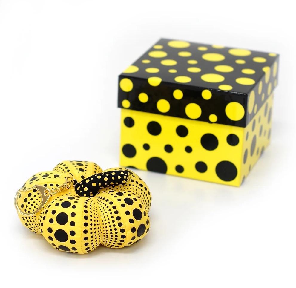 Mascotte de citrouille Yayoi Kusama (citrouille jaune et noire)