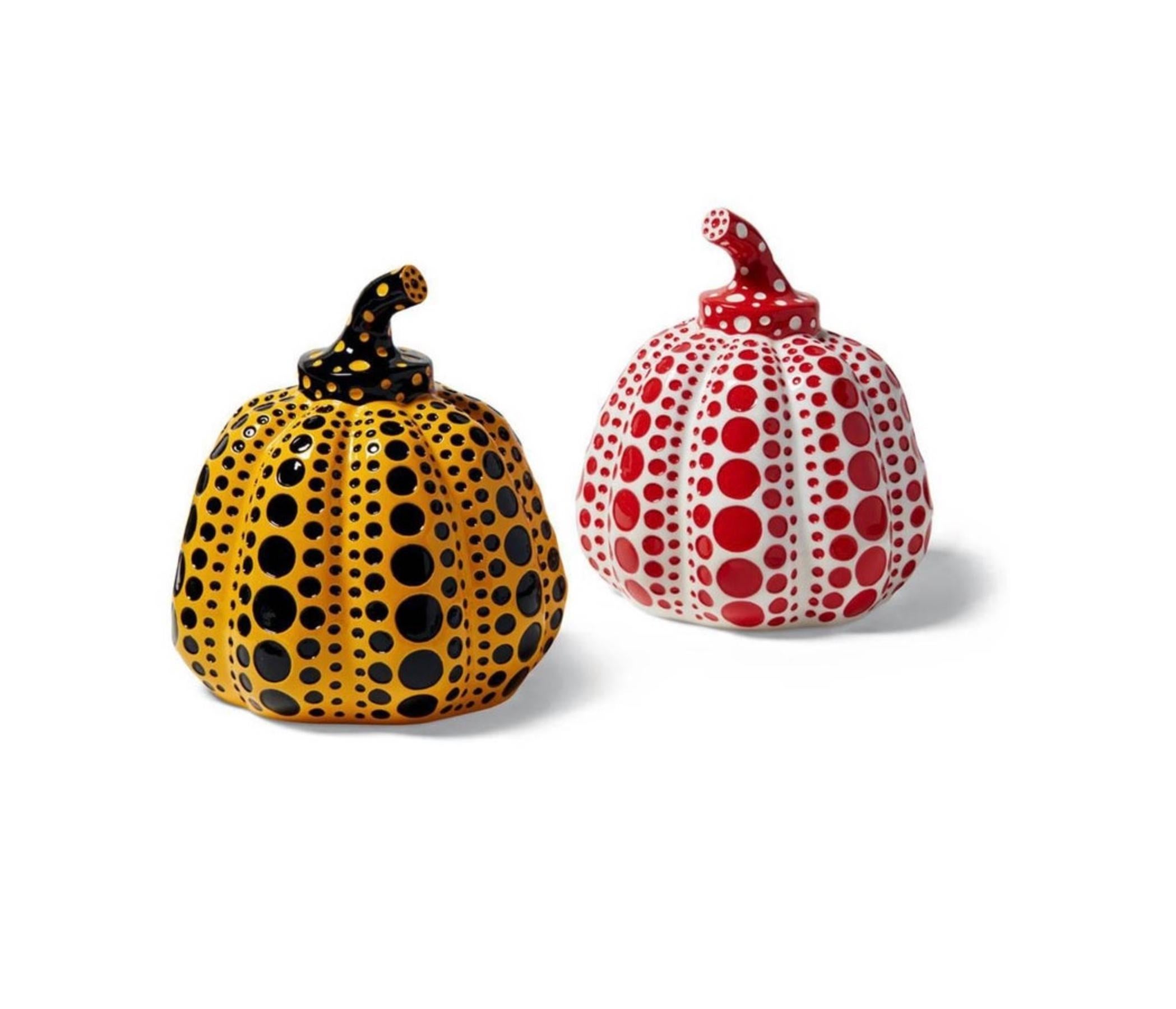 Yayoi Kusama Conjunto de dos calabazas: Amarillo y Negro / Rojo y Blanco:
Estas pequeñas esculturas de calabaza de Kusama, un icónico conjunto de arte pop de vibrantes colores, presentan los universales motivos de lunares y los llamativos colores