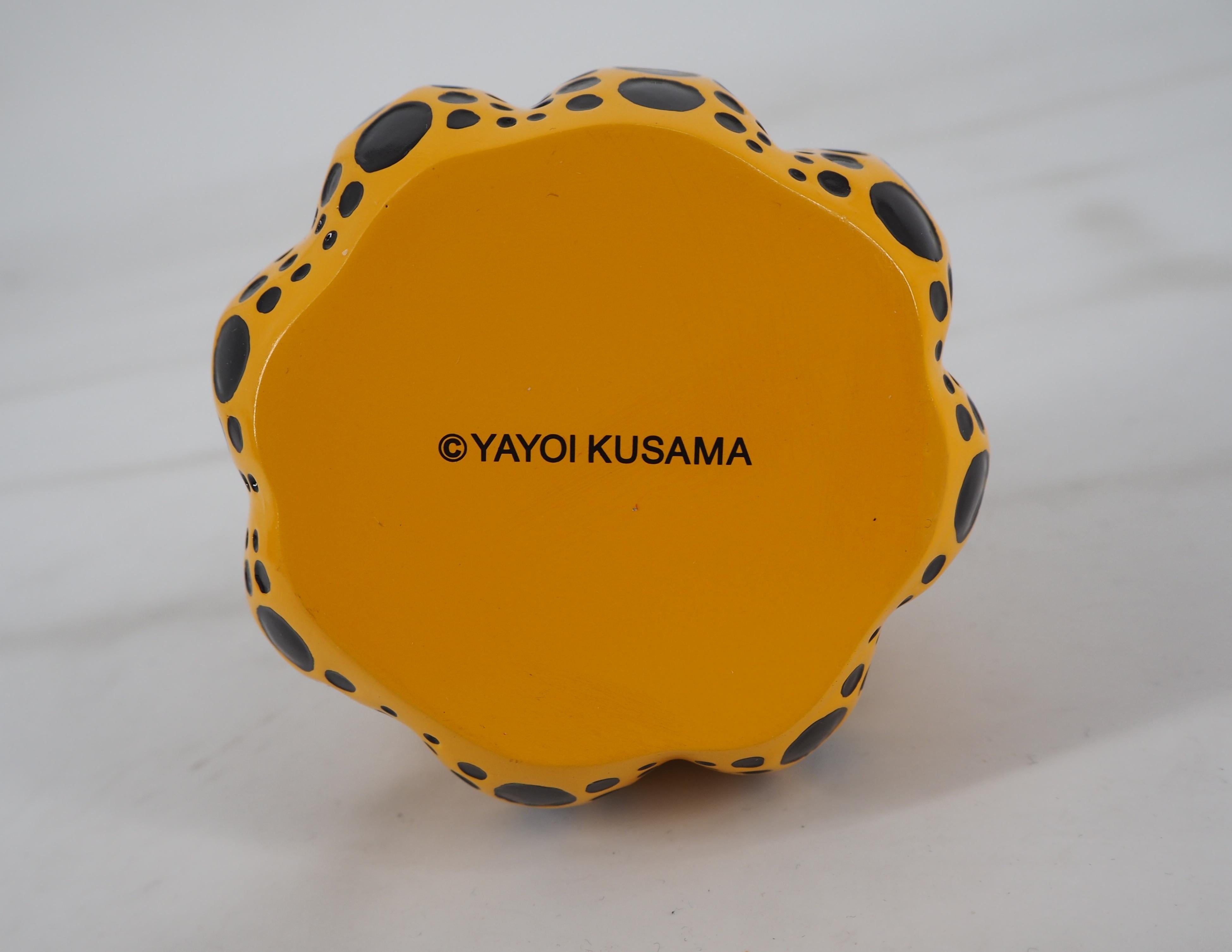 Yayoi Kusama
Jaune citrouille (Dots Obsession)

Sculpture en résine laquée, avec boîte d'origine.
Estampillé du nom de l'artiste 