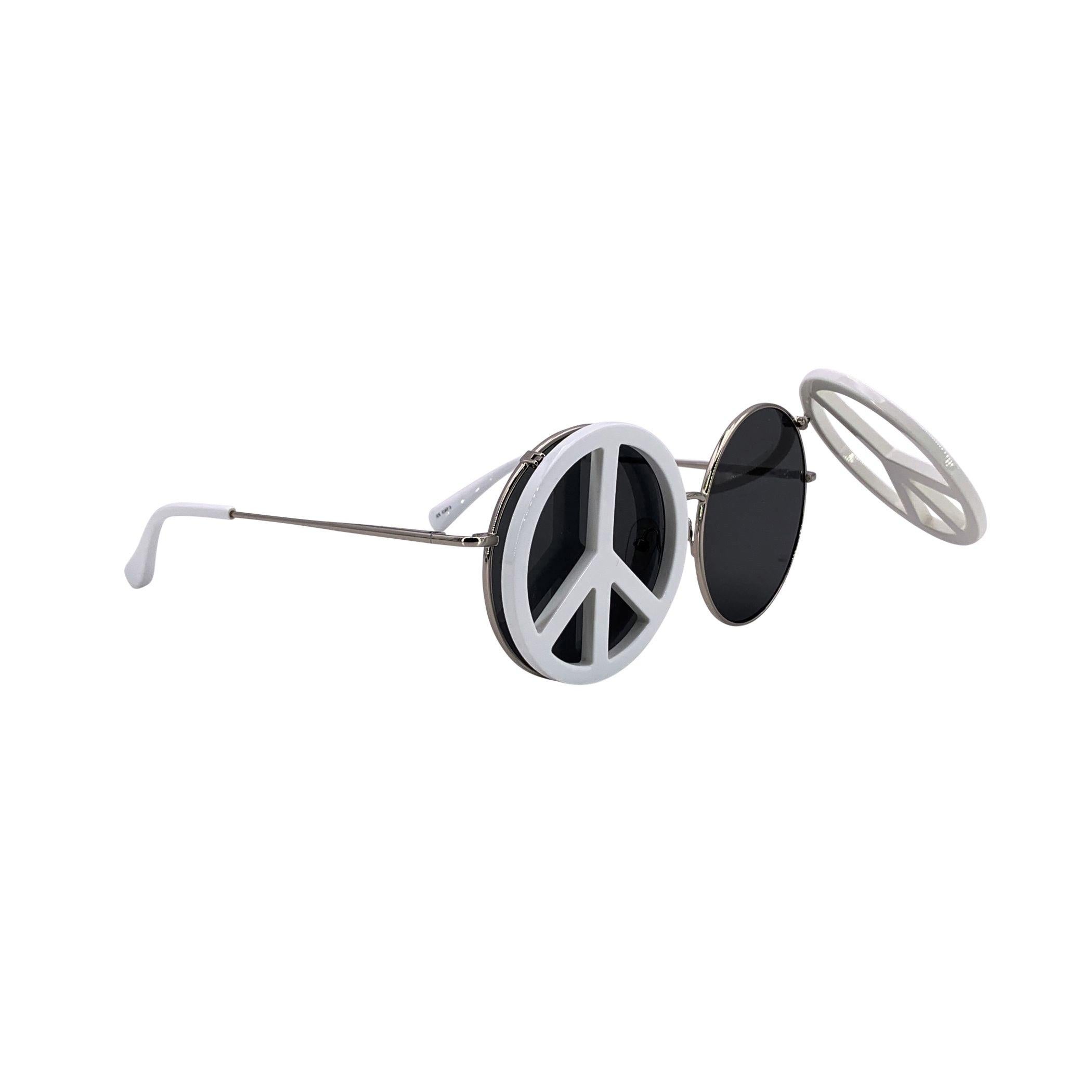 Il genio creativo di Yaz Bukey ha reso il suo marchio YazBukey un simbolo globale di design audace, giocoso e non convenzionale. Conosciuta per i suoi accessori spiritosi e all'avanguardia, Yaz unisce ironia e glamour in perfetta armonia: ogni pezzo