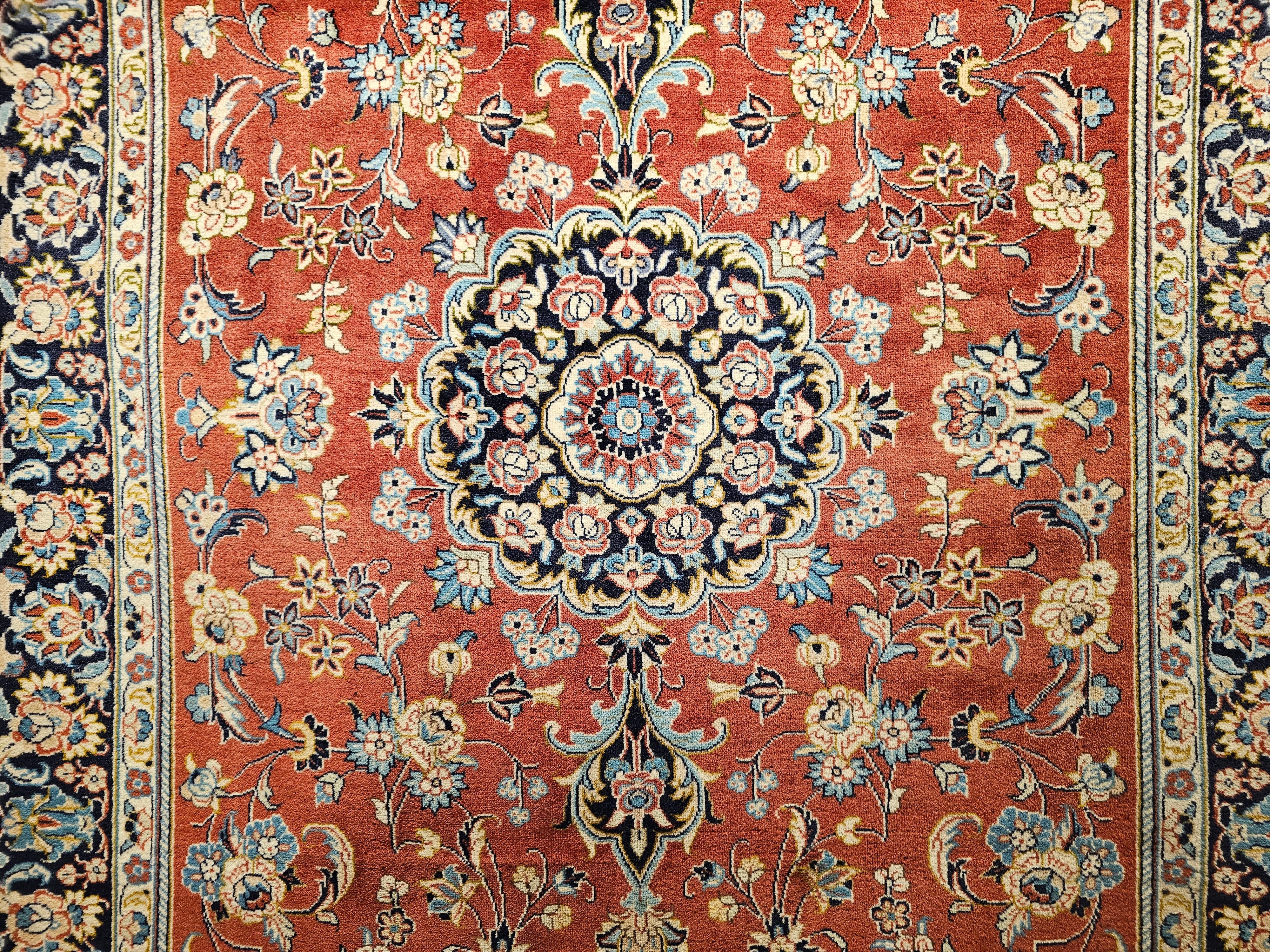 Persischer Yazd im Vintage-Stil in Ziegelrot, Marineblau, Blau, Elfenbein, Rosa im Angebot 1