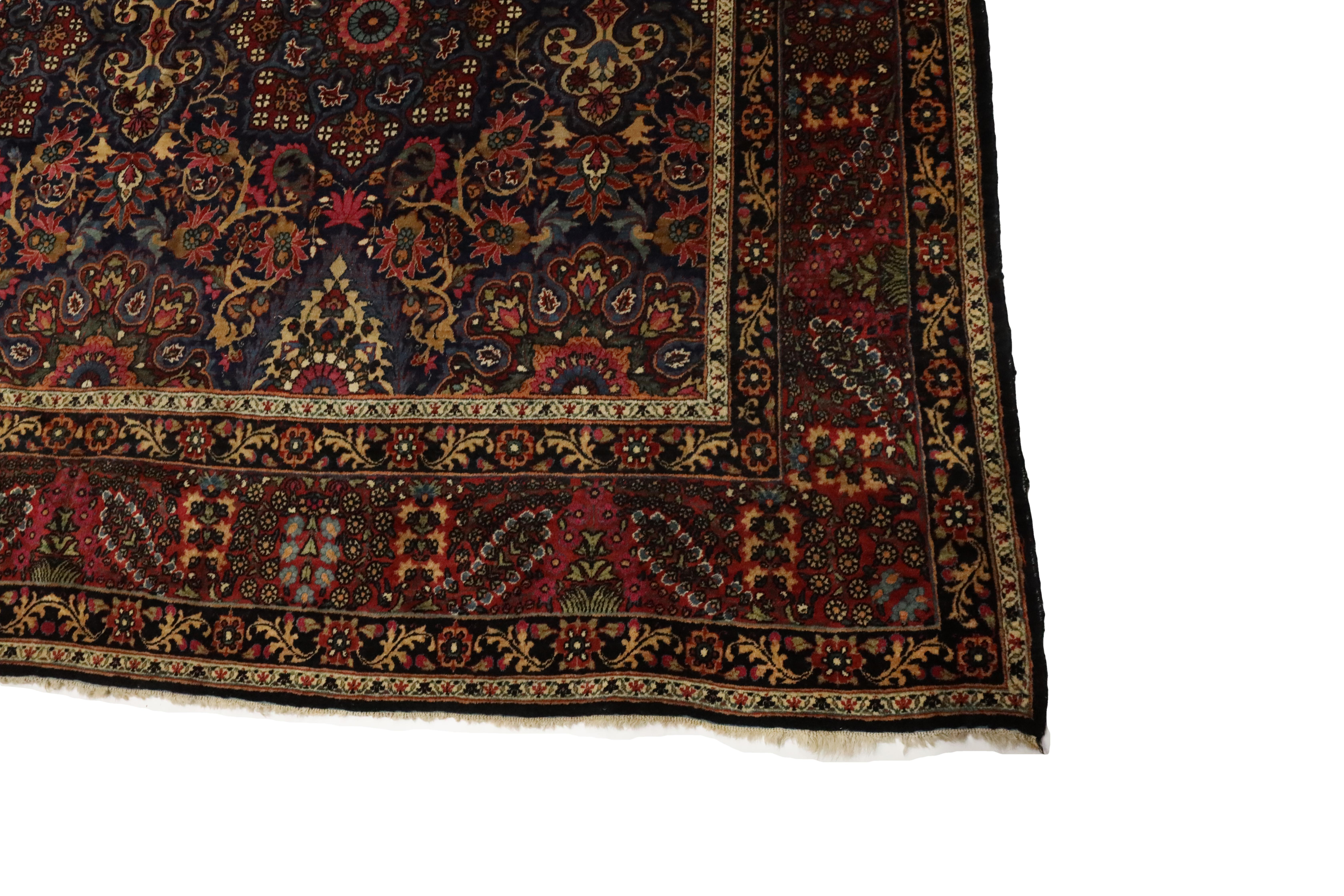 Dieser exquisite antike Yazd-Kerman-Perserteppich aus der Zeit um 1920 ist ein bemerkenswertes Beispiel für feine persische Handwerkskunst. Mit einer beeindruckenden Größe von 10 Fuß 6 Zoll mal 16 Fuß 6 Zoll präsentiert dieser Teppich eine