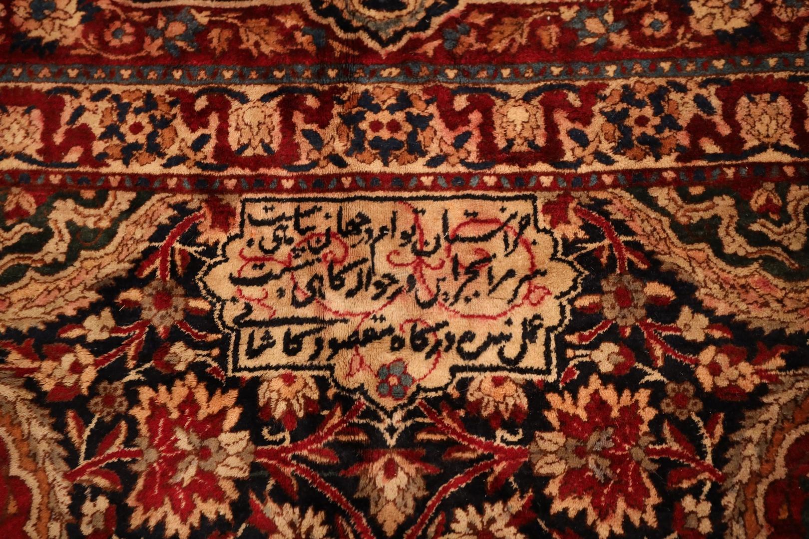 Yazd-Kerman Signierter antiker Teppich; Rot, Beige, & TiefNavy - 9 x 19 im Angebot 5