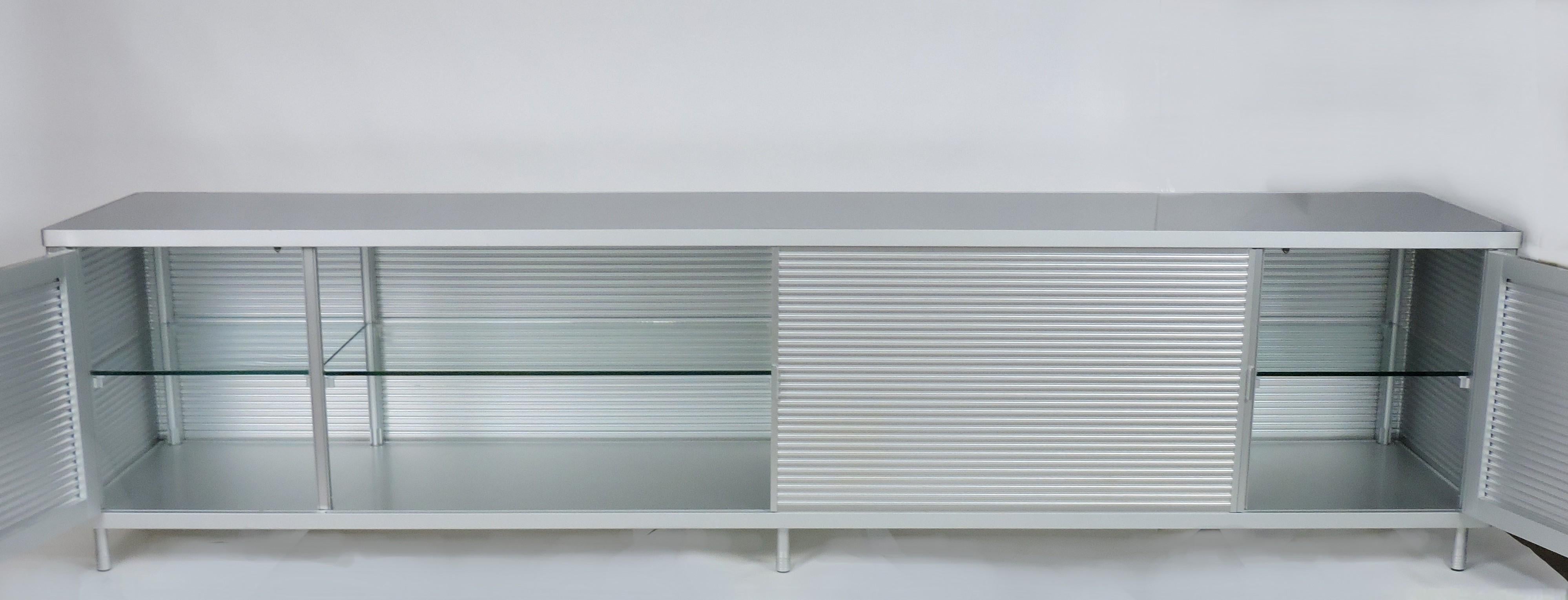 Hermoso y amplio armario PAC diseñado por Decoma Design y fabricado en Italia por Ycami. Este impresionante mueble está hecho de aluminio natural extruido A000 en un diseño acanalado horizontal con una encimera de cristal templado y lacado en azul