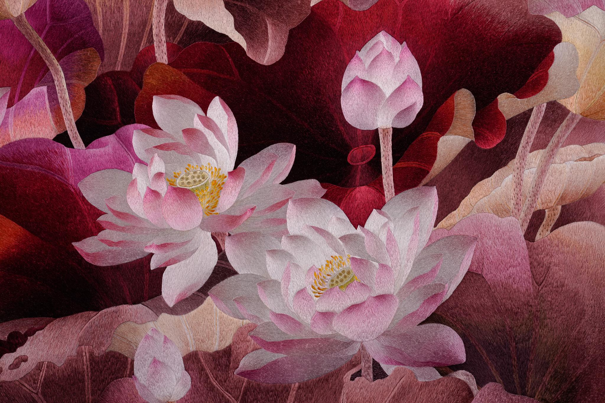 Ye Huangs Hundred Years of Harmony thematisiert den Lotus und verbindet poetischen Realismus mit einem reichen Farbenspiel. Sanfte, nebelartige Farbtöne mischen sich mit tieferen, lebhafteren Tönen und bilden einen auffälligen, aber harmonischen