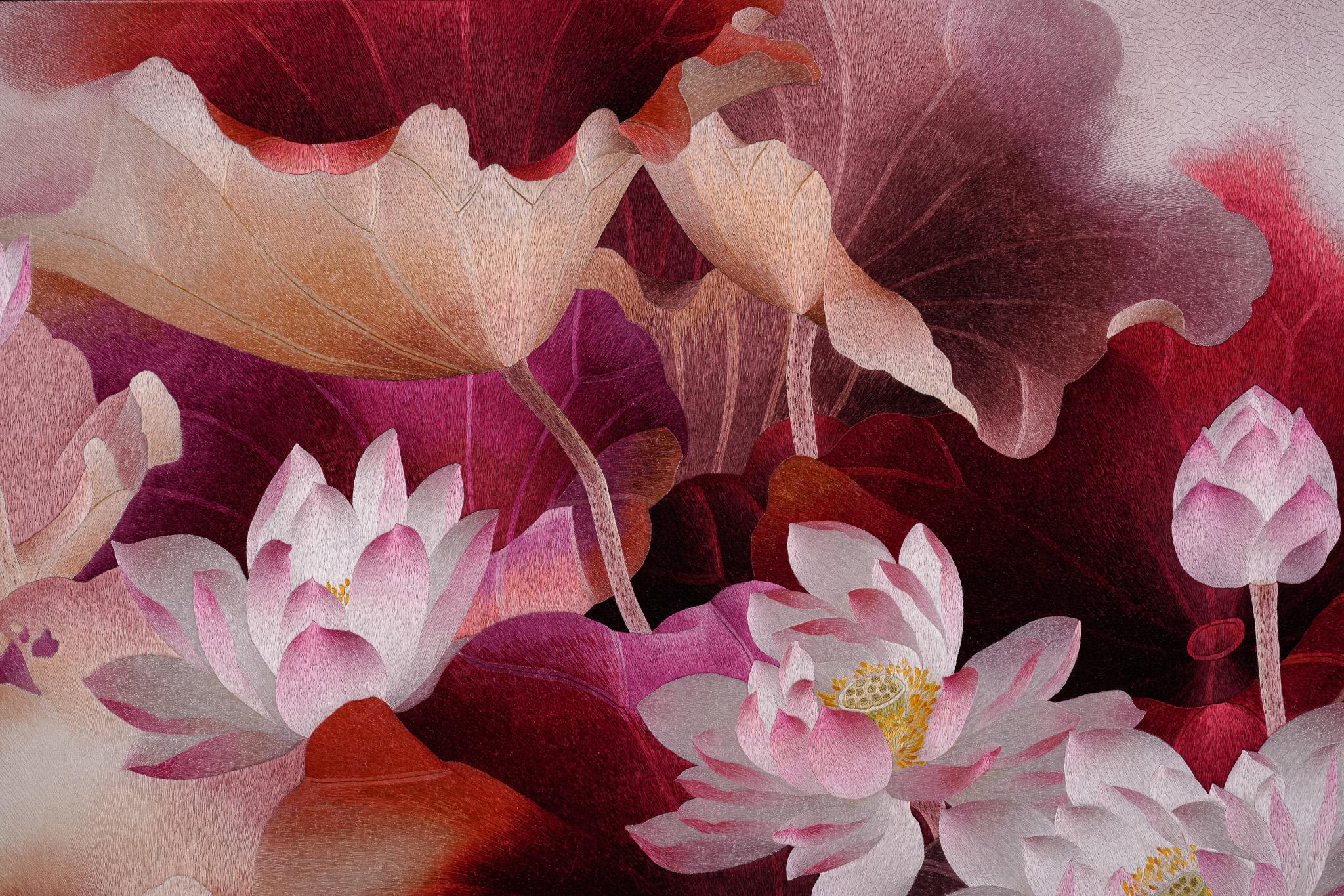 Hundert Jahre der Harmonie, Chinesische Seidenstickerei – Mixed Media Art von Ye Huang