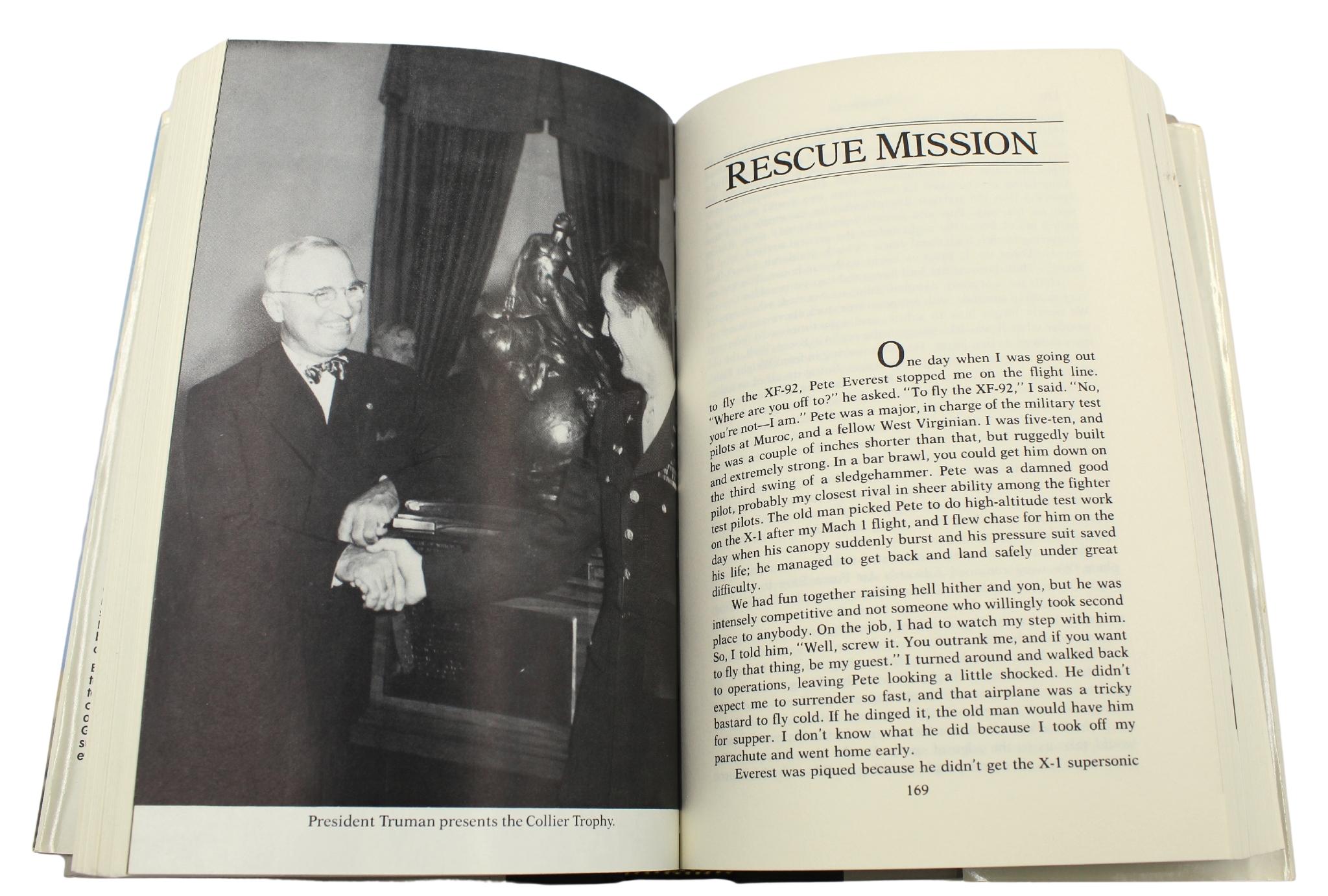 Yeager, une autobiographie, signée par Chuck Yeager, troisième édition, 1985 en vente 2