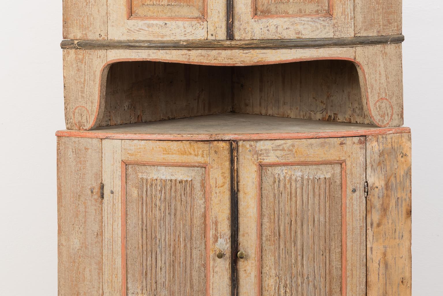 Year 1800 Swedish Gustavian Corner Cabinet from Forsa In Good Condition In Kramfors, SE