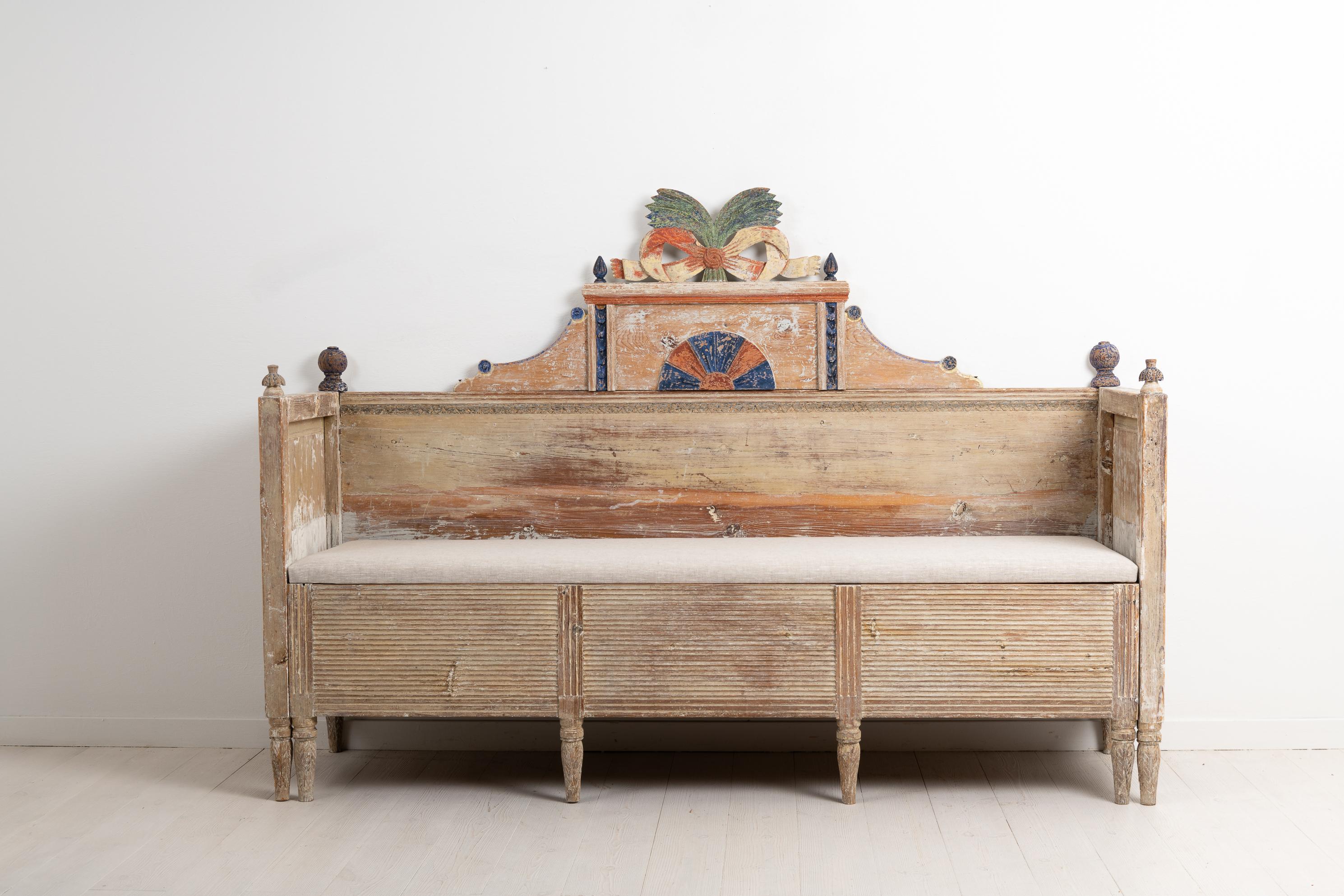 Gustavian country sofa from Sweden made around the year 1800. The sofa is from a village called Forsa in Hälsingland and is locally known as a solsäng. Solsäng directly translated means “sun bed” in English and the namn describes the sofa well. The