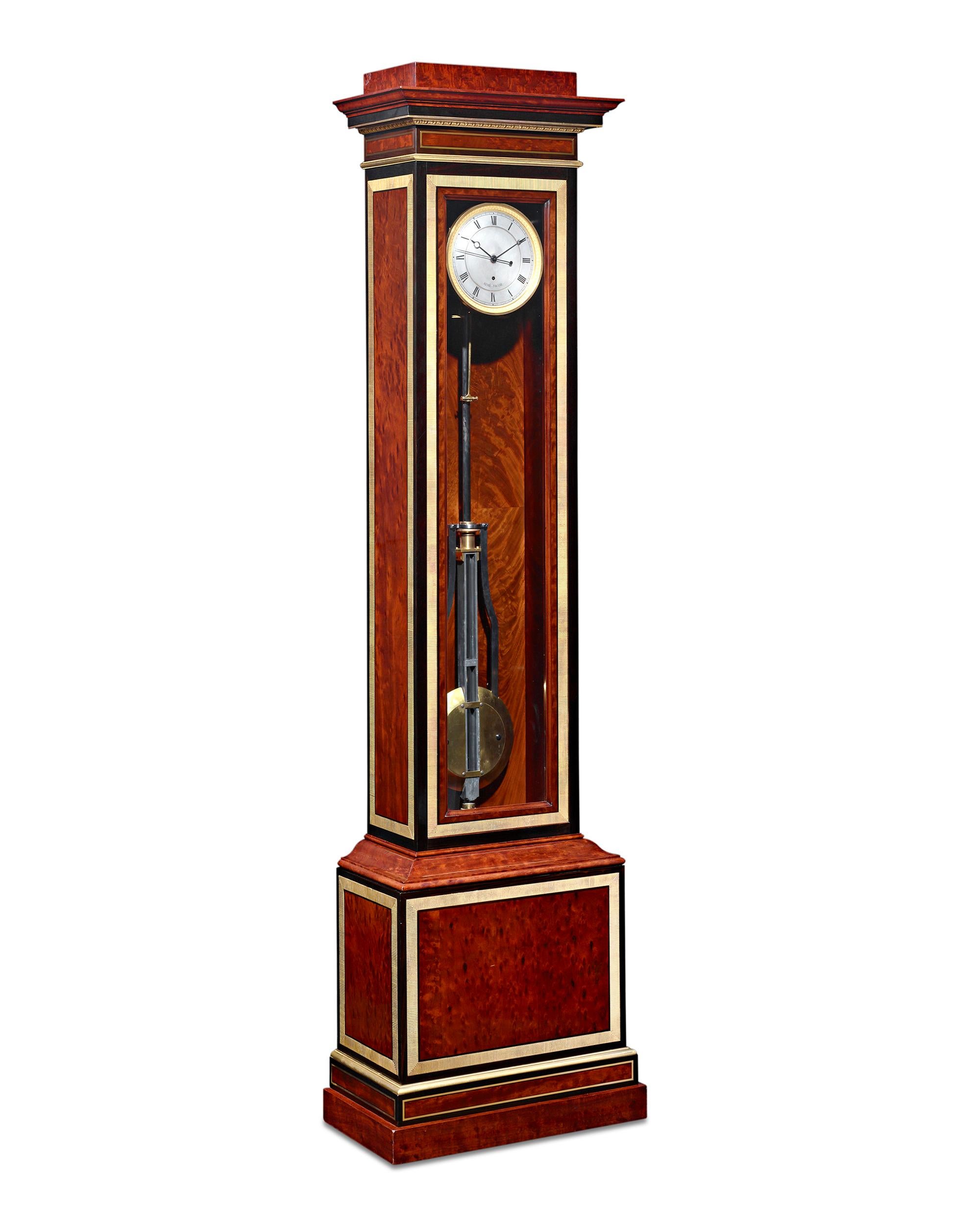 Cette importante horloge à régulateur illustre parfaitement les sommets de l'horlogerie de précision. Si les horloges à régulateur sont connues pour leur incroyable précision, ce garde-temps est vraiment exceptionnel par sa maîtrise mécanique.