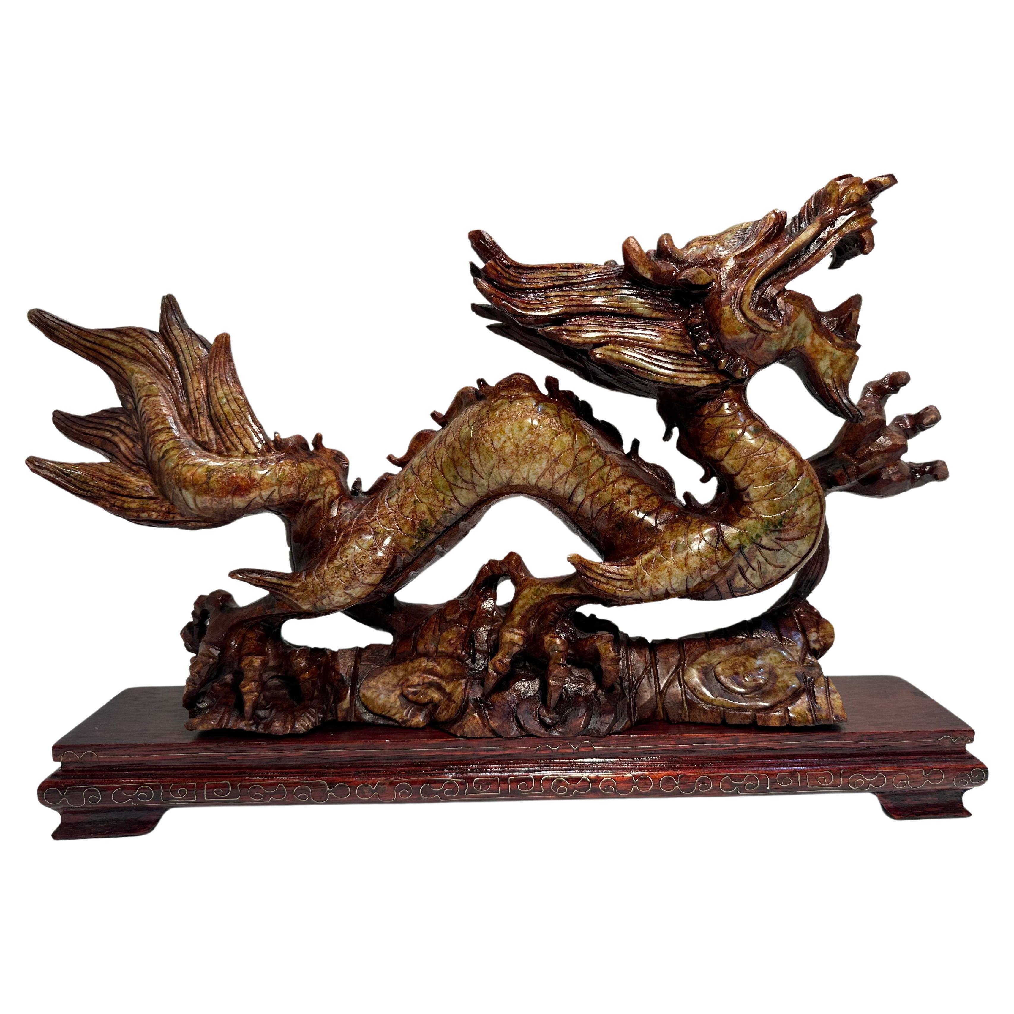 Sculpture de dragon de l'année du dragon en pierre sculptée à la main sur base en bois de rose