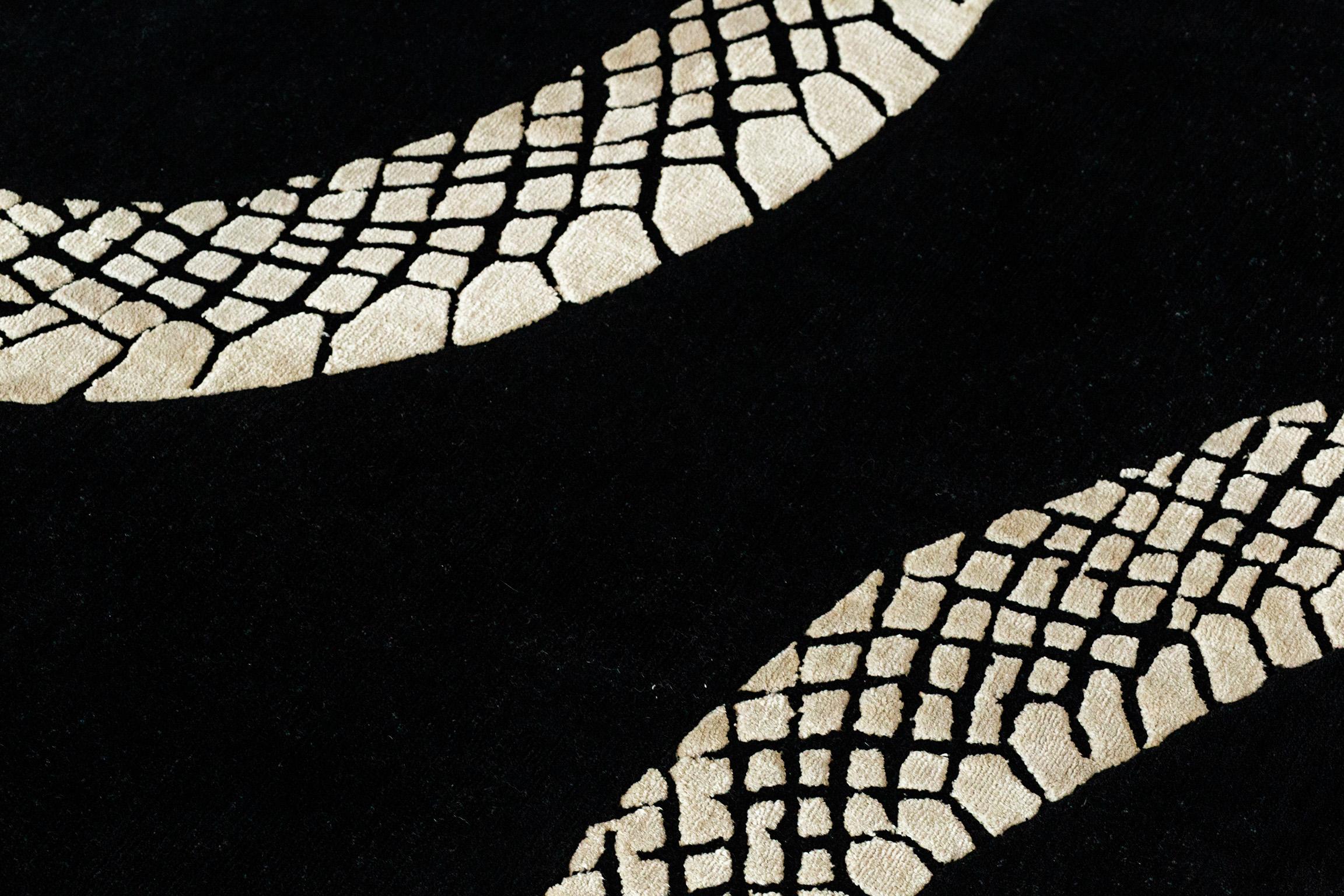snake rug black and white