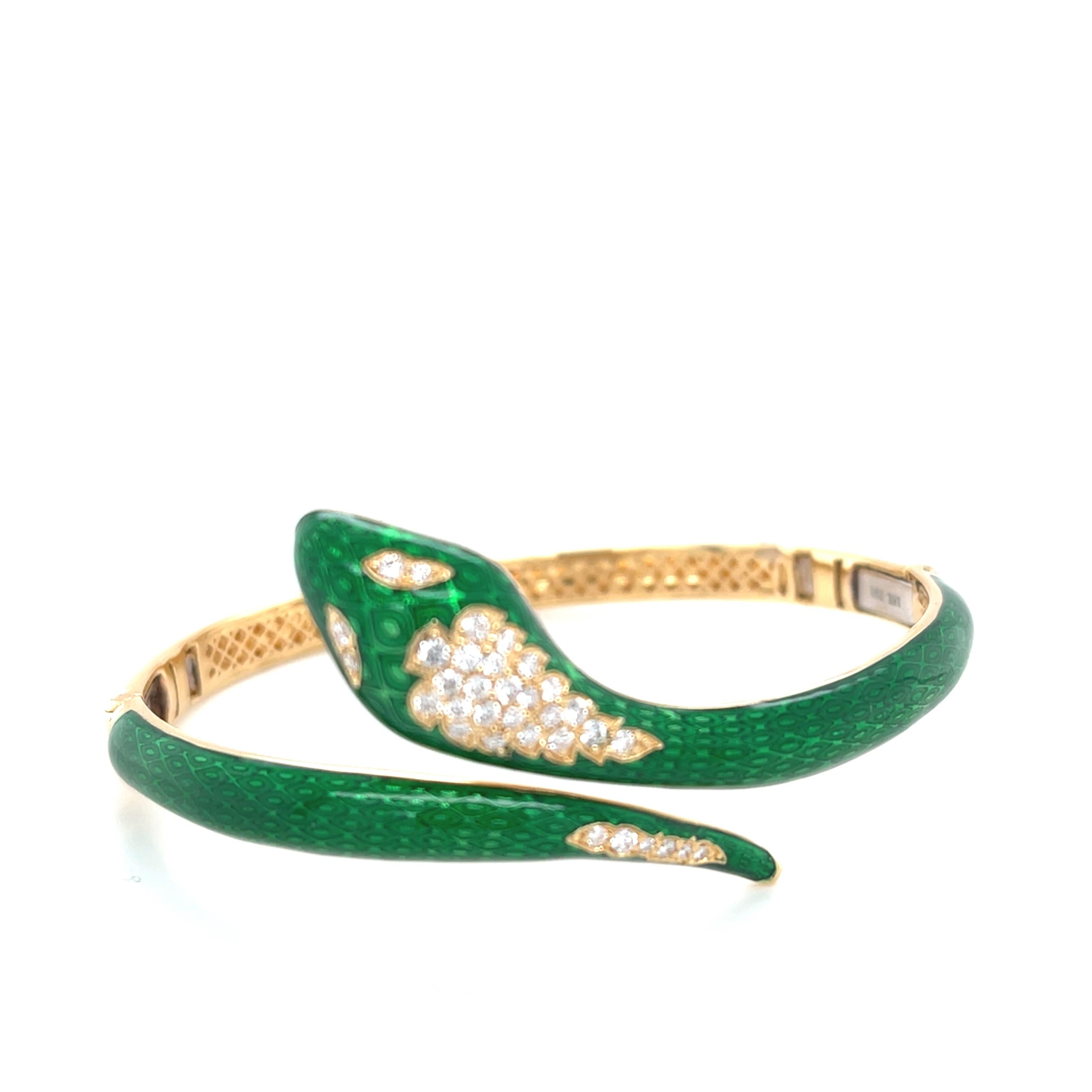 ¡Este precioso brazalete de esmalte y diamantes es perfecto para celebrar el Año de la Serpiente con un lujo y una elegancia innegables! Nuestra graciosa serpiente está bellamente esmaltada con un rico y vibrante color verde esmeralda sobre escamas