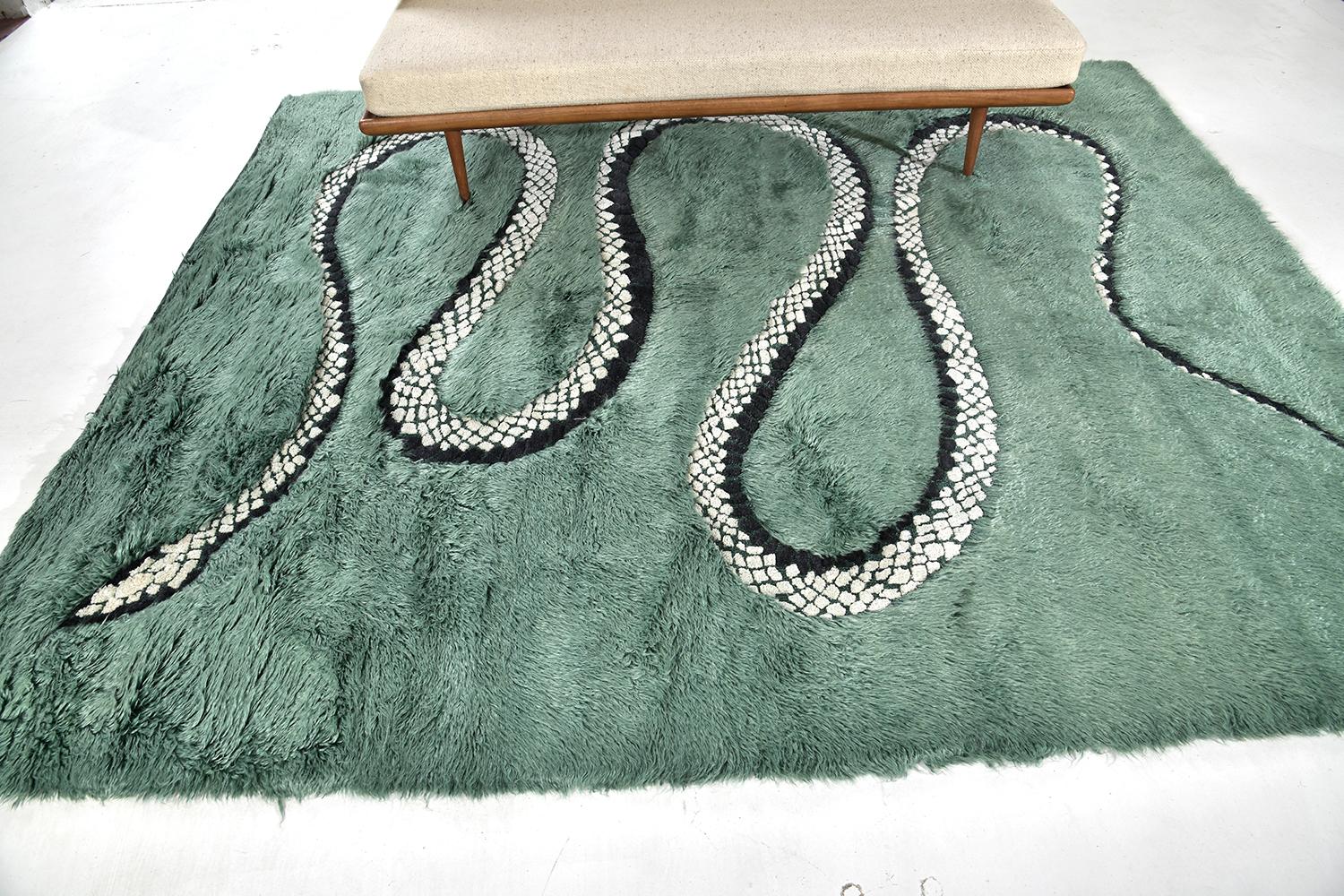 Ce tapis revêt une importance personnelle pour la créatrice, Liesel Plambeck. Il est dédié à sa mère et à son héritage taïwanais, à la mythologie et à l'imagerie d'un lieu qui prend vie dans les histoires. Le serpent est un symbole de bon augure, et