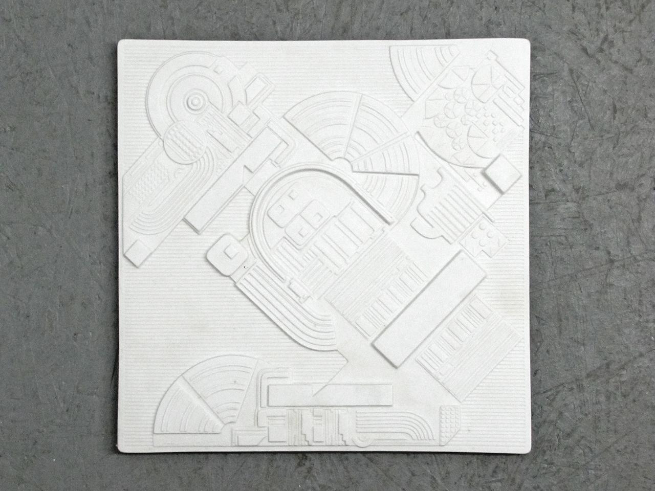 Incredibile piatto dell'anno in porcellana di bisquit, disegnato da Eduardo Paolozzi per Rosenthal, 1978, numero 1620 di una serie limitata di 3000, completo di certificato e scatola originale.
