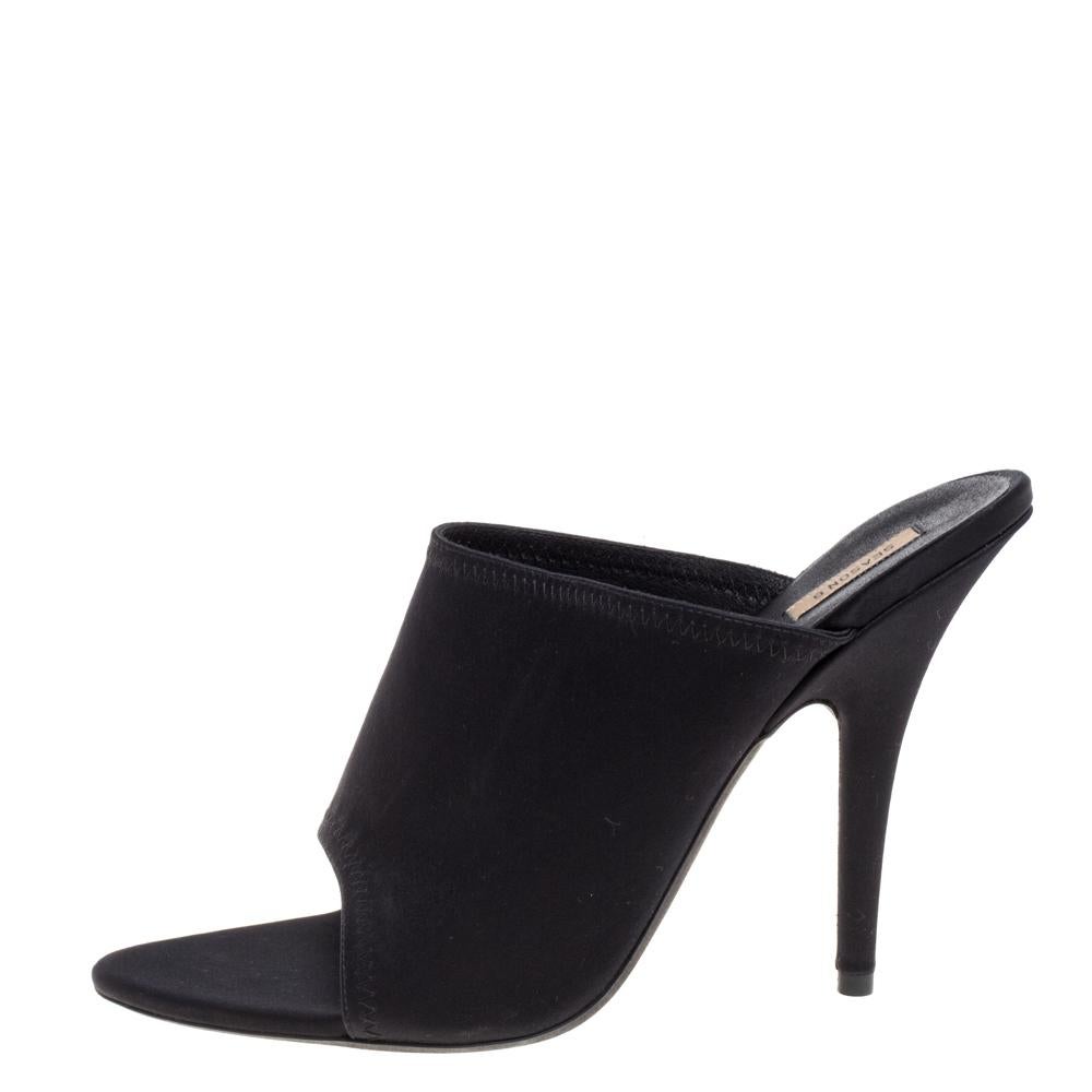 Abbraccia l'alta moda alla maniera di Yeezy con questi sandali. Realizzata in modo splendido, la mula open-toe ha un rivestimento in tessuto elasticizzato che trattiene il piede. È foderato in pelle sul sottopiede e ha un tacco di 11,5 cm.

