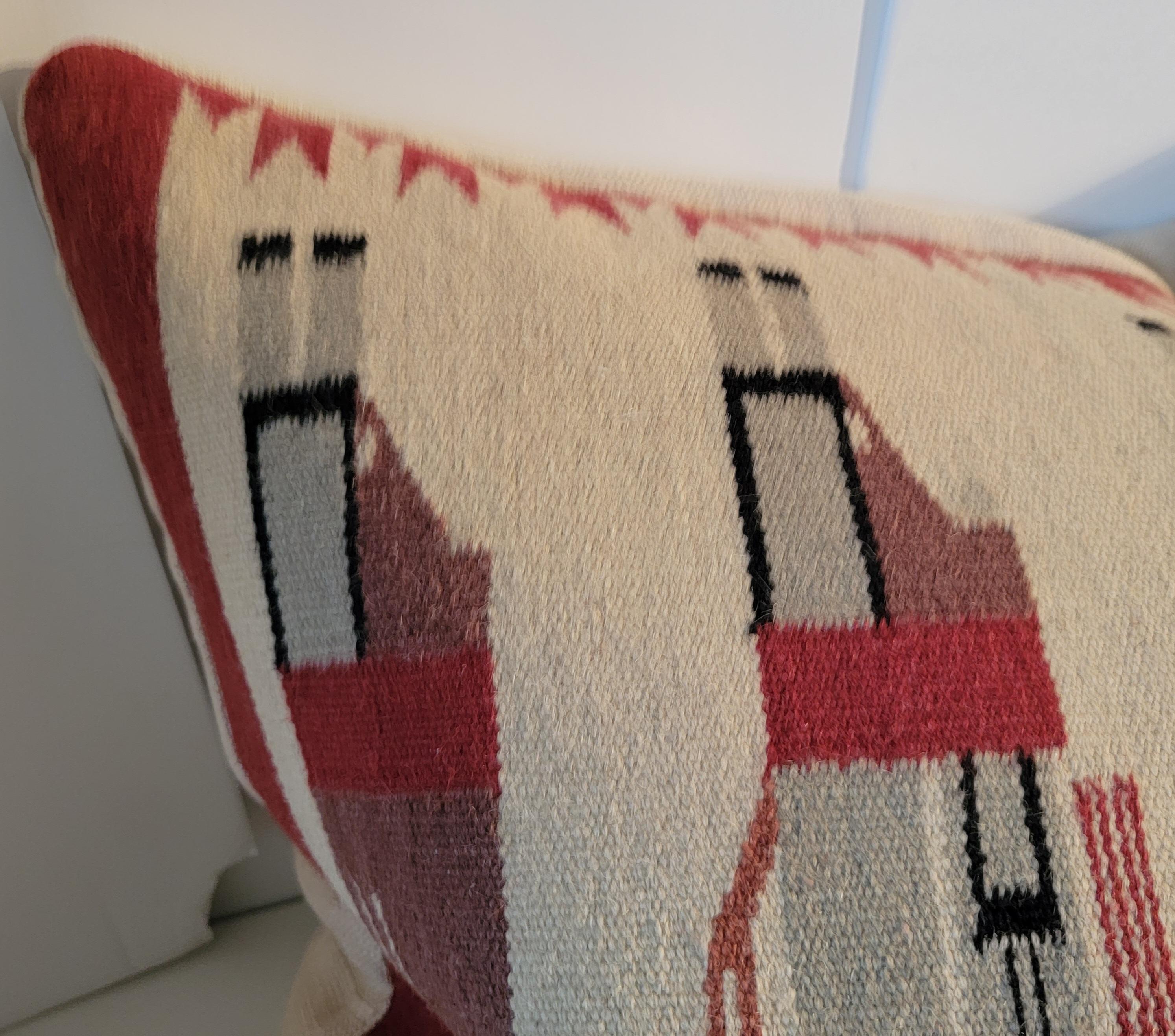 Este asombroso tejido indio navajo es un Yei Bechei y tiene unos colores fantásticos y un gran grafismo. Este tejido es fantástico. El relleno es de plumón y plumas.
