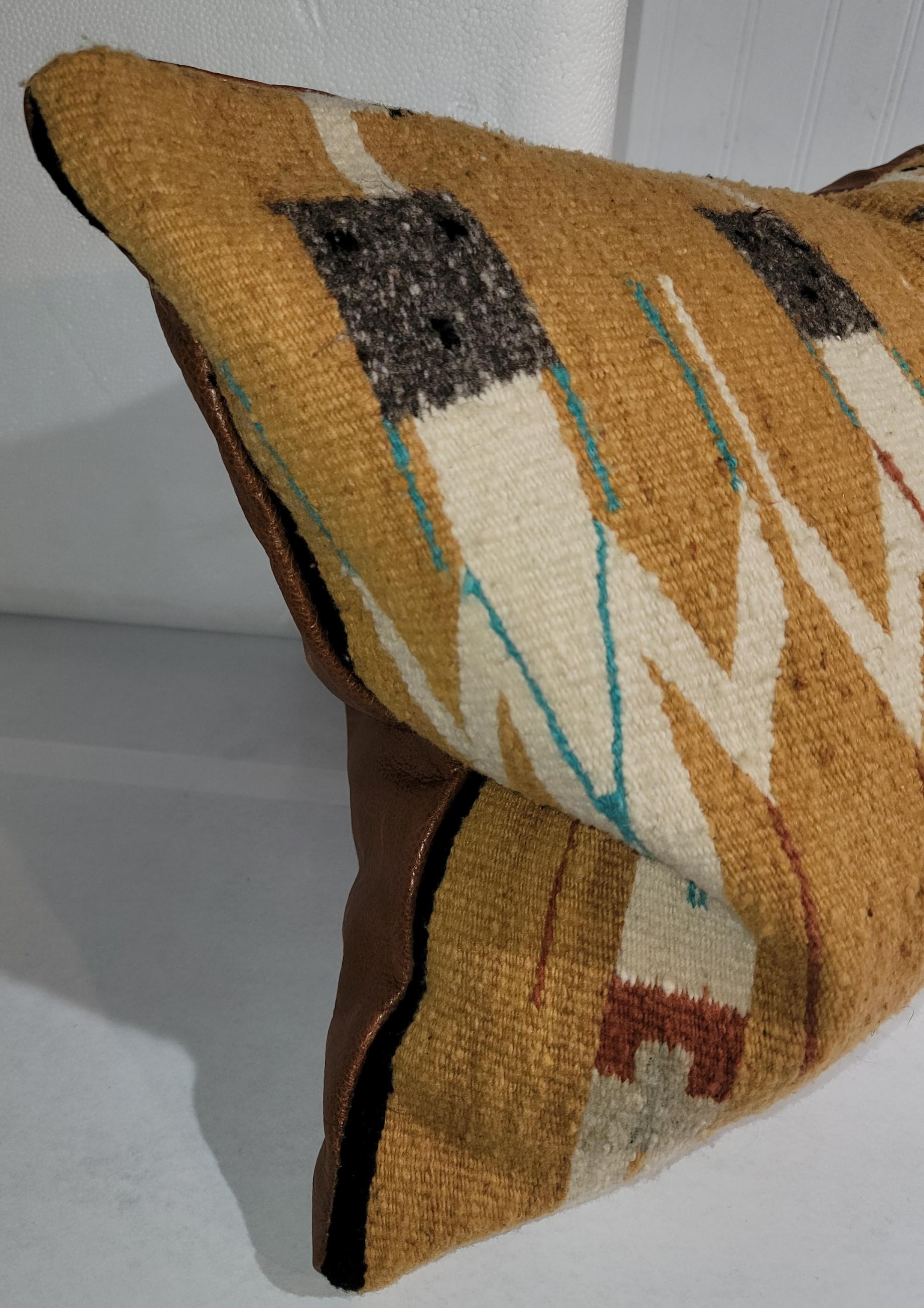 Dieser erstaunliche Yei Navajo  Das indische Webkissen ist in gutem Zustand und hat eine Vintage-Lederrückseite, die Einlage ist mit Daunen und Federn gefüllt.