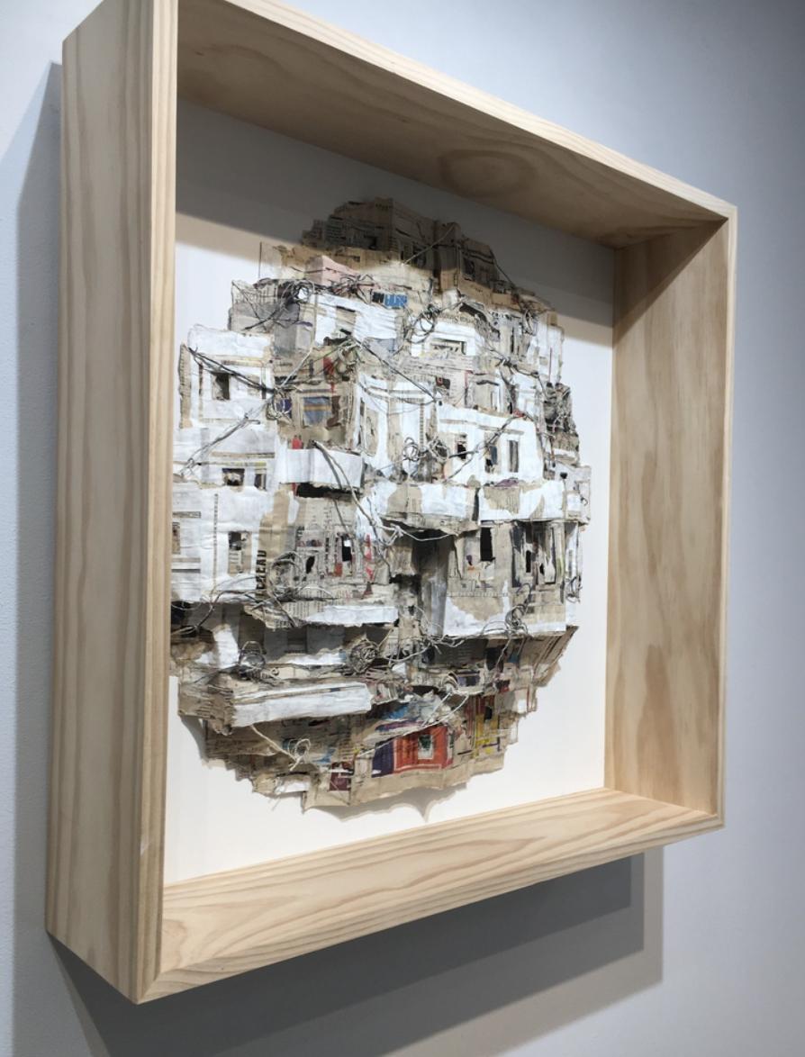 Papier journal sur toile Collage 3D dans une boîte en acrylique

Dans les mains de Yeji Moon, des matériaux ordinaires sont transformés en collages magnifiques et complexes qui évoquent avec force la nostalgie de l'enfance et le monde en pleine