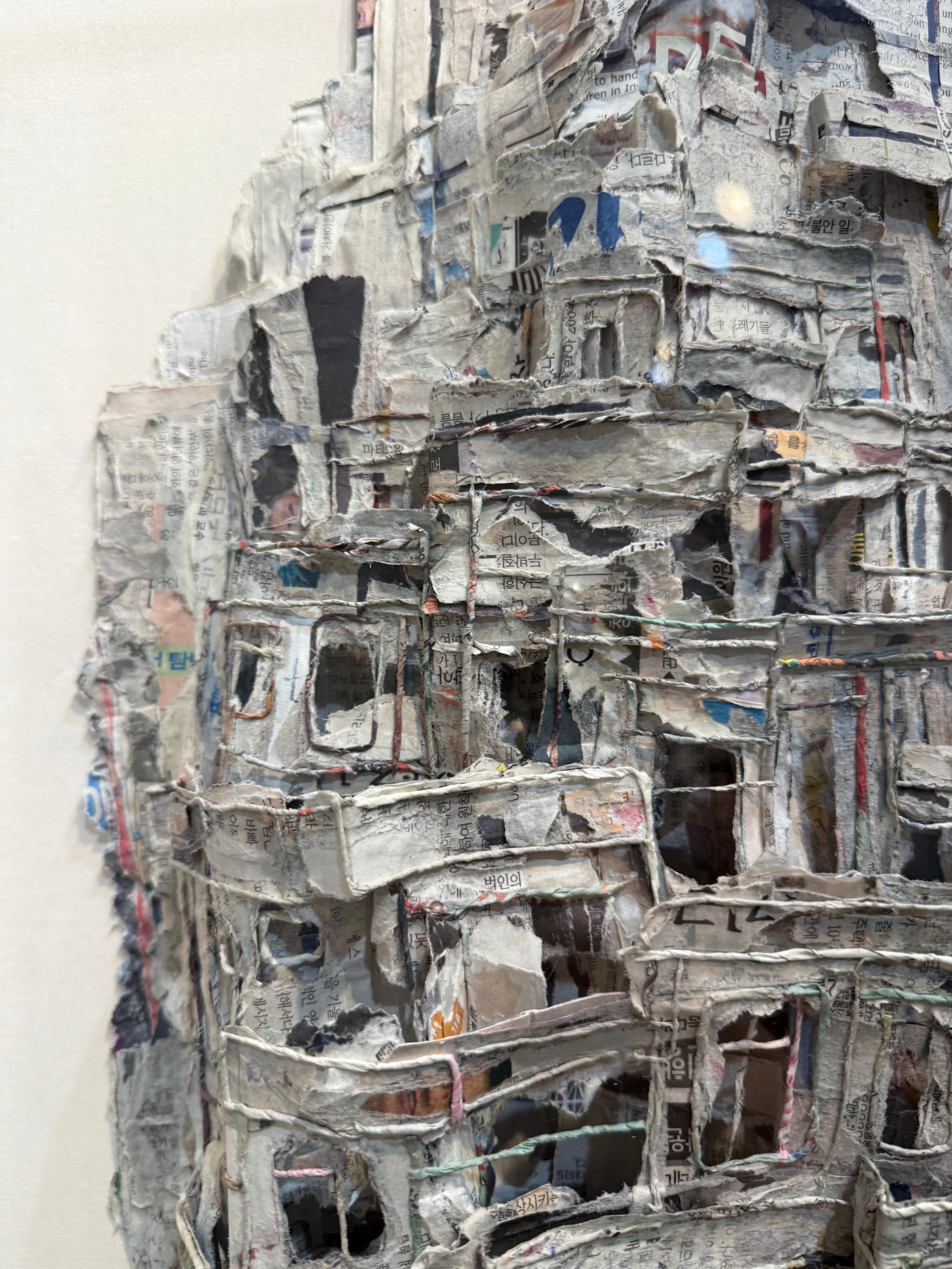 L'île de la ville IV - Gris Figurative Sculpture par Yeji Moon