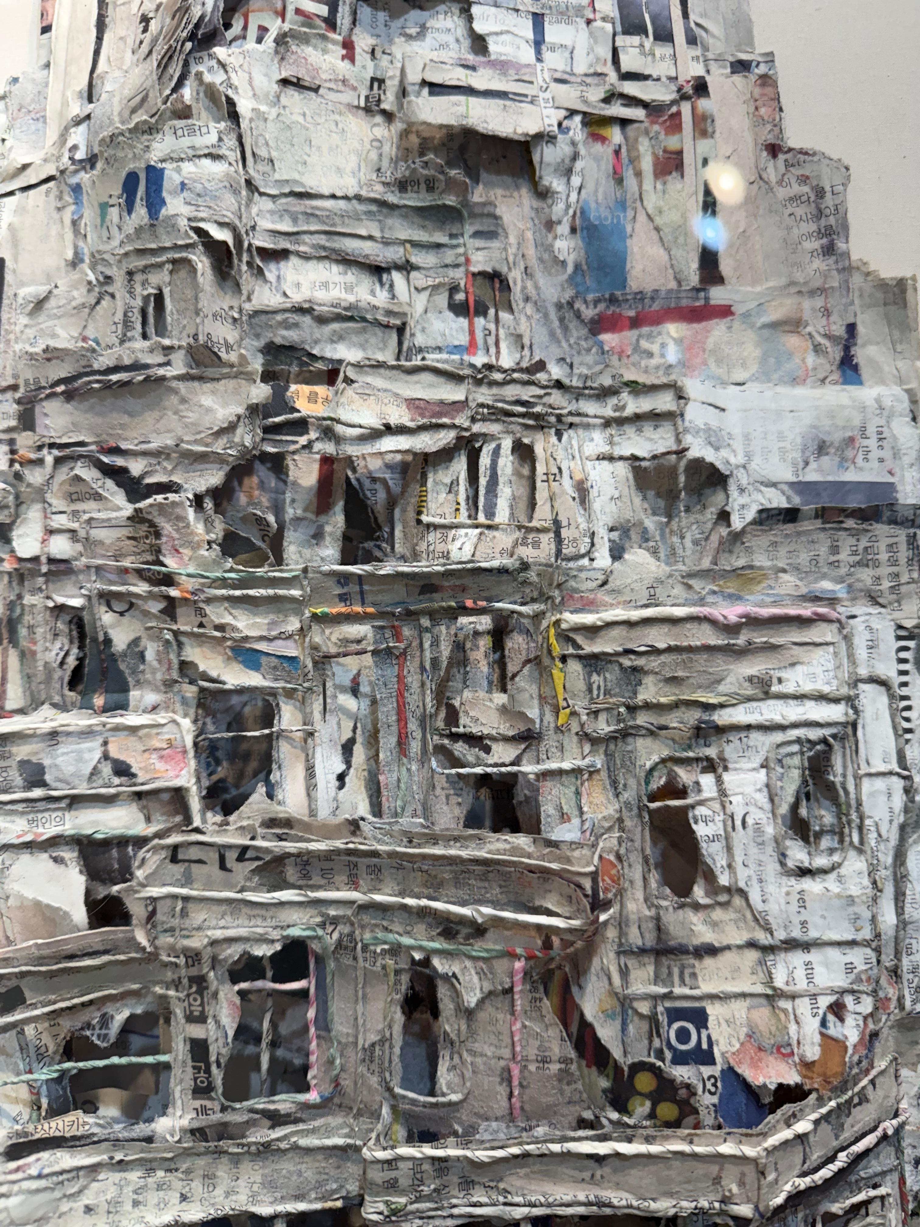 Papier journal sur toile Collage 3D dans une boîte en acrylique

Entre les mains de Yeji Moon, des matériaux ordinaires sont transformés en collages magnifiques et complexes qui évoquent avec force la nostalgie de l'enfance et un monde en pleine