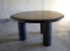 Table unique Yelcho en ciment pigmenté par Studio Noon