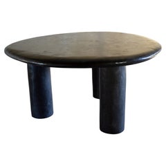 Table unique Yelcho en ciment pigmenté par Studio Noon