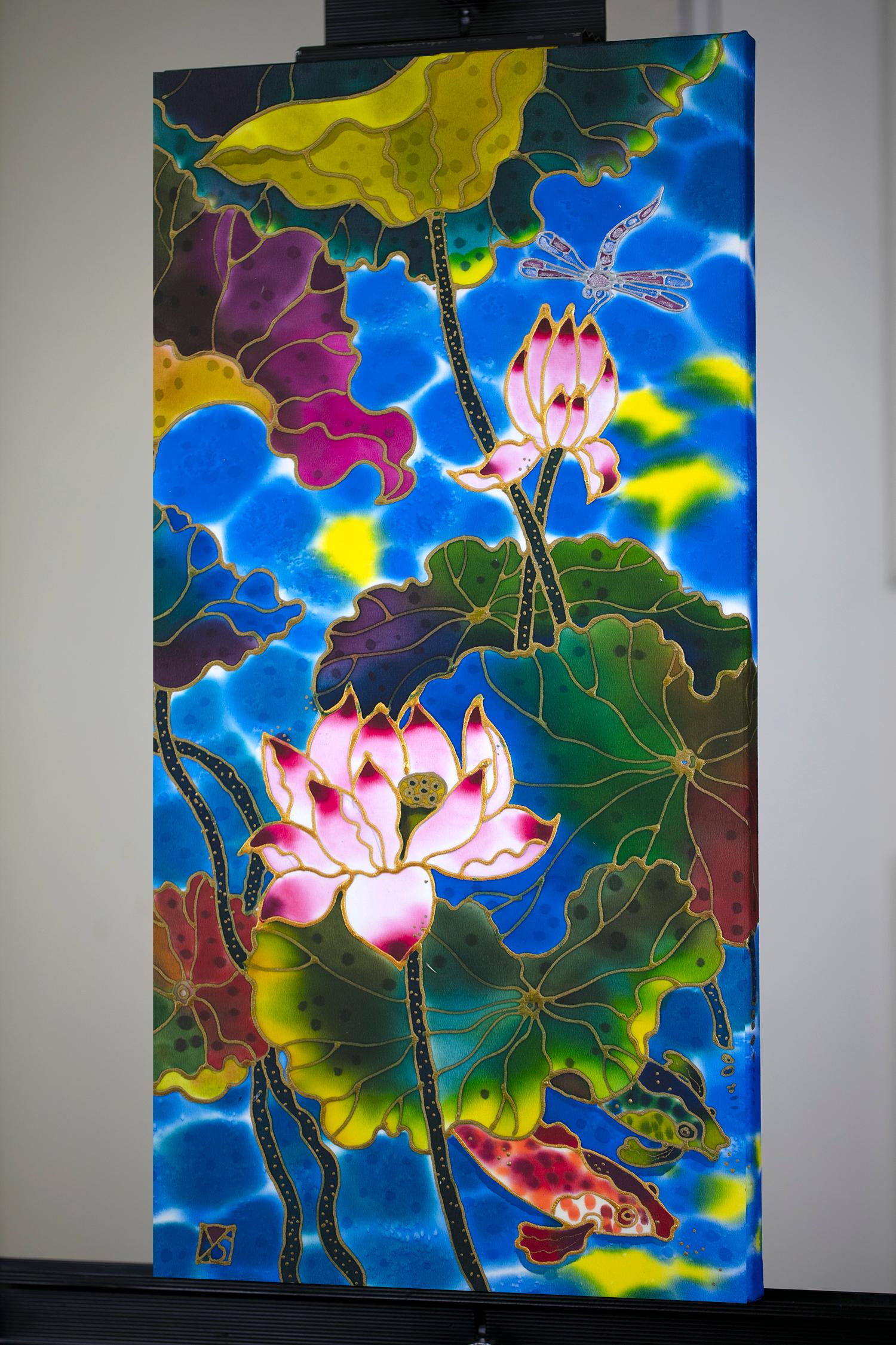 <p>Comentarios del artista<br />Las flores de loto flotan en un estanque mientras los peces koi nadan tranquilamente debajo. Una libélula vuela por encima, presenciando la tranquila escena acuática. La artista Yelena Sidorova realizó la obra