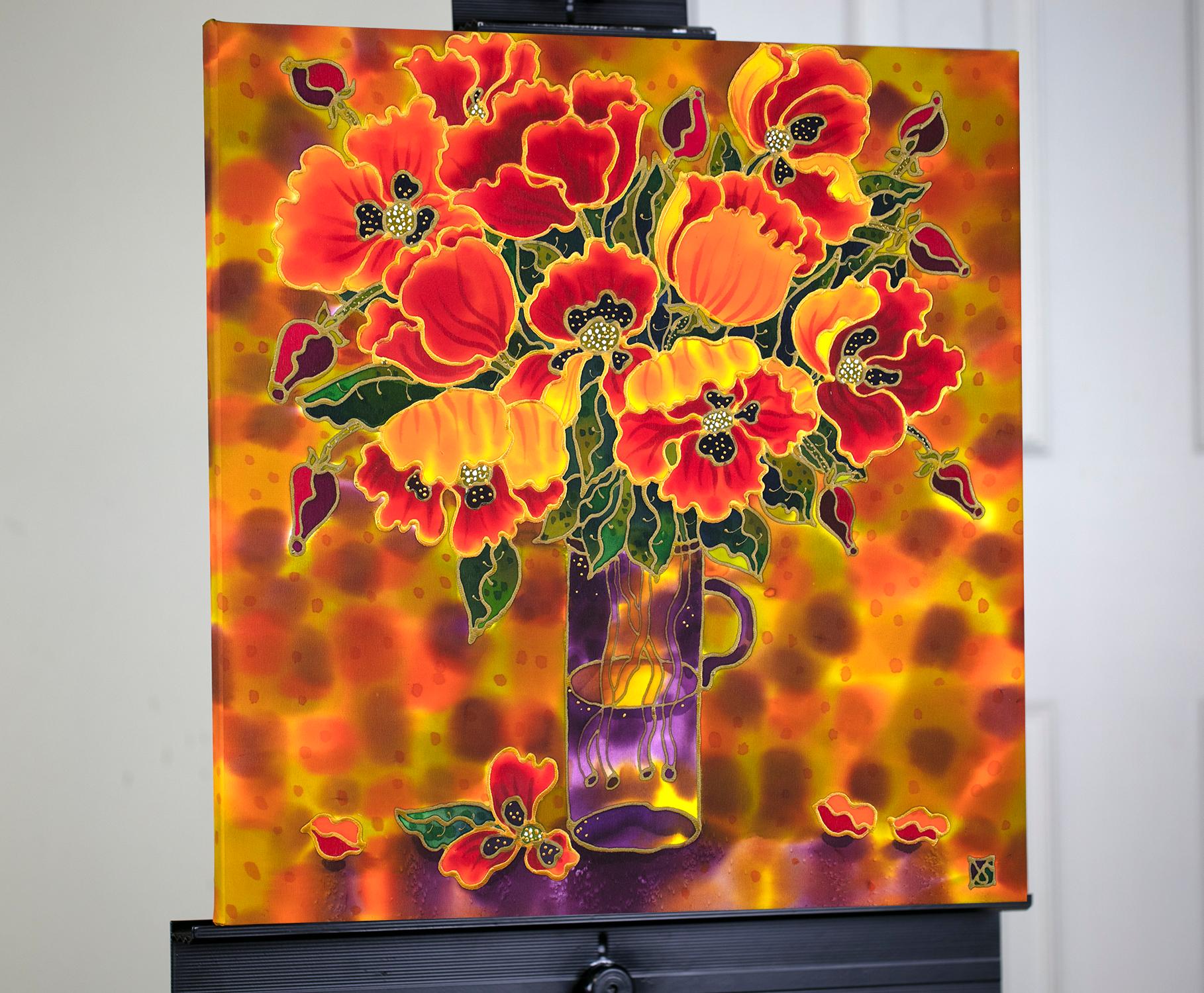 <p>Comentarios del artista<br />Amapolas rojas y doradas brotan de un jarrón morado, sus vibrantes matices contrastan fuertemente con las hojas de un verde intenso y un fondo de tonos similares. Yelena Sidorova creó esta obra pintando seda con