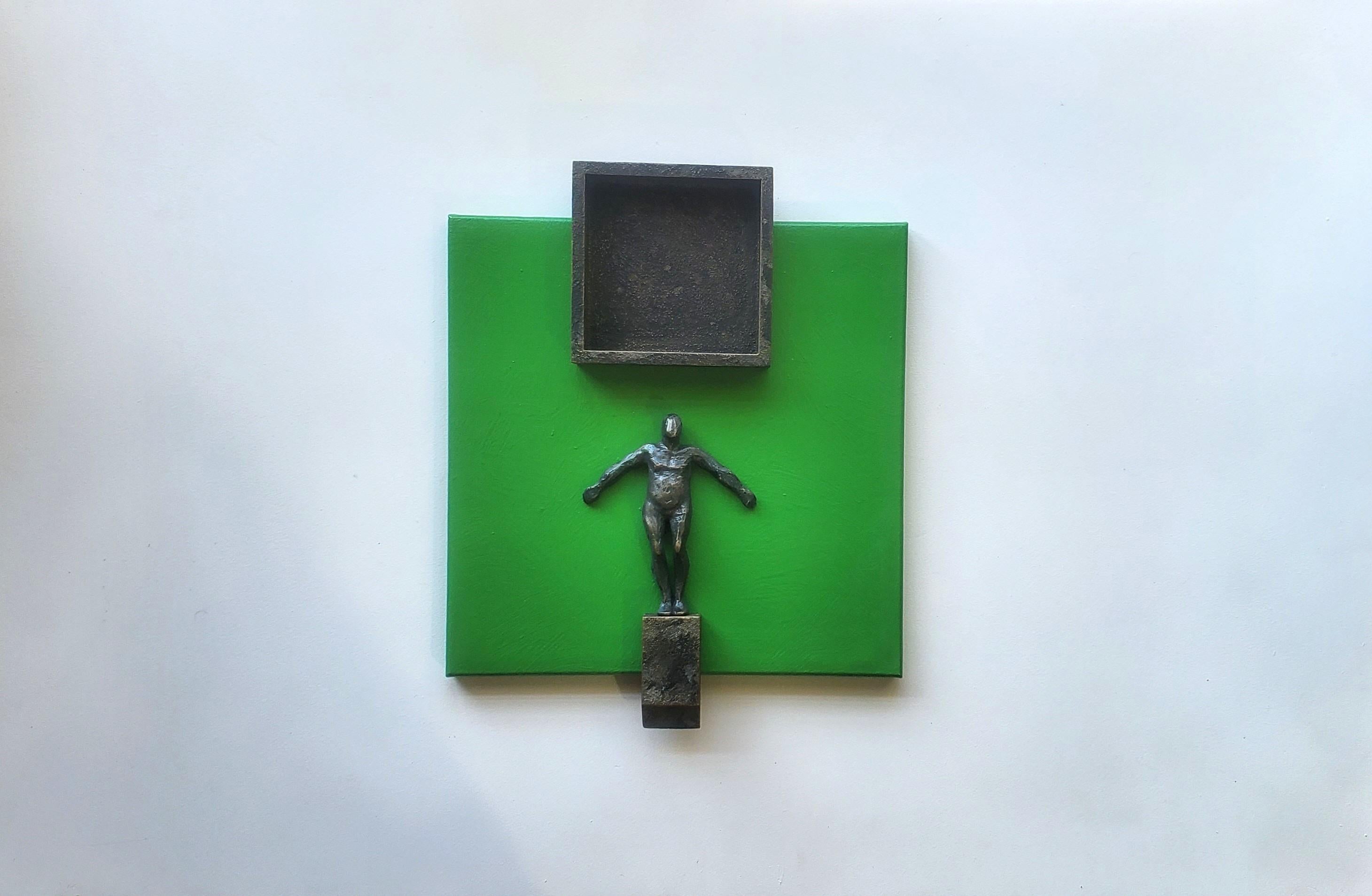 <p>Commenti dell'artista<br />Una figura in resina, in perfetto stato di equilibrio e armonia mentale, si erge su una piccola base di legno. In alto, un elemento quadrato completa il senso di ordine e perfezione lineare. L'opera d'arte riflette il