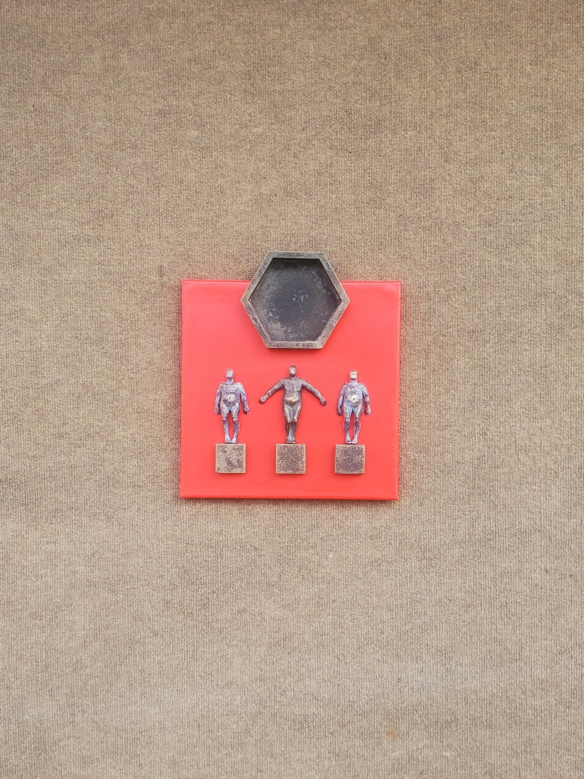 <p>Commentaires de l'artiste<br>Cette œuvre sculpturale murale évoque l'équilibre et encourage la contemplation par sa composition symétrique. Trois personnages nus, réalisés dans une finition en bronze, suggèrent l'intemporalité et la stabilité,