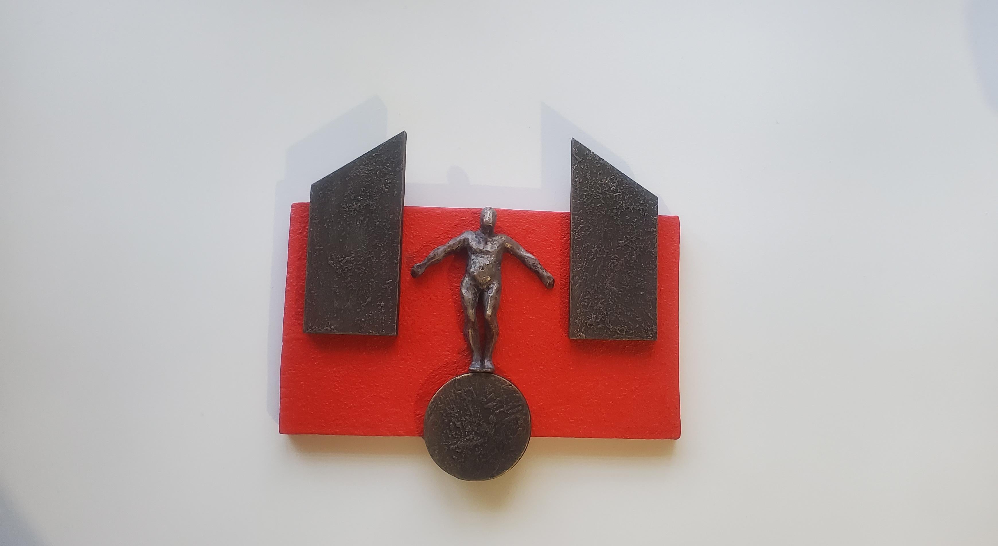 <p>Commentaires de l'artiste<br />Une petite figure en résine, peinte pour ressembler à du bronze, se tient sur une base circulaire en bois. Il représente ceux qui maintiennent l'équilibre au sein de la famille, de la communauté et dans tous les