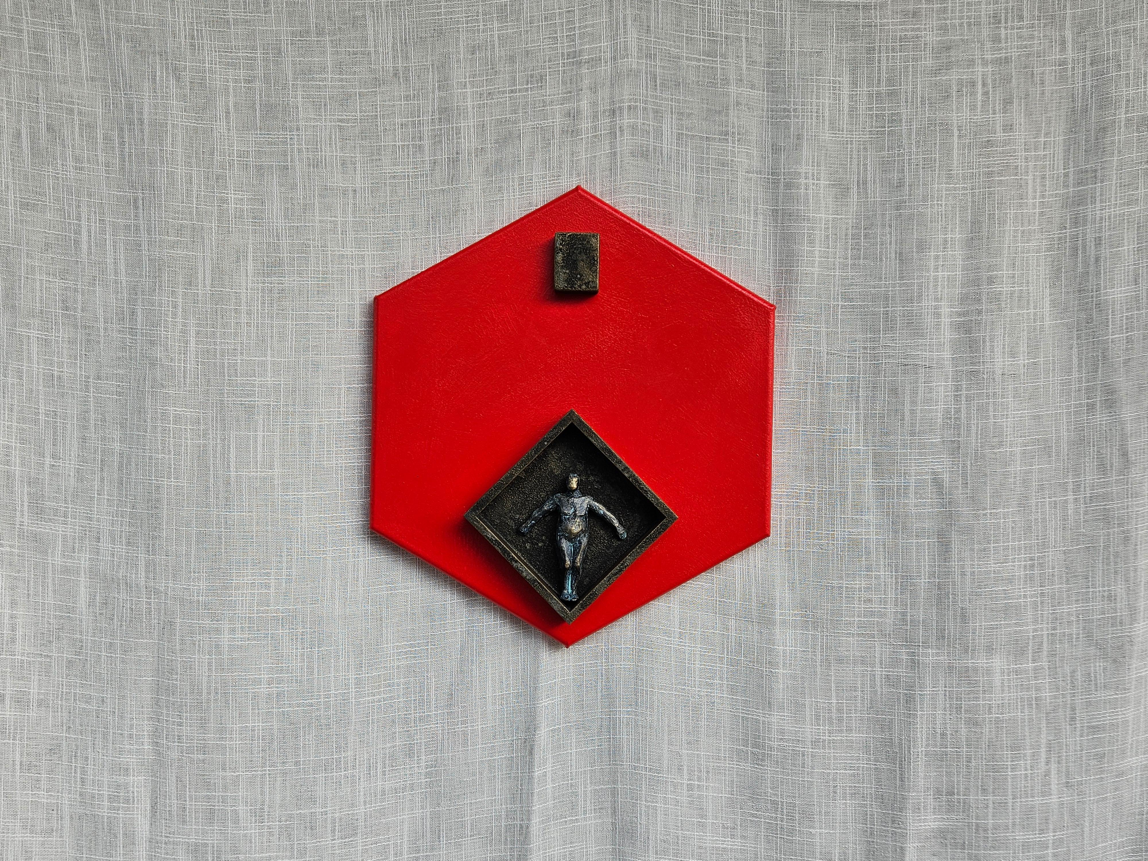 <p>Comentarios del artista<br>Una pieza minimalista que encarna el equilibrio y la contemplación a través de su estructura geométrica. Una figura humana tridimensional cobra energía desde un marco de diamantes, evocando fuerza y atemporalidad. Un