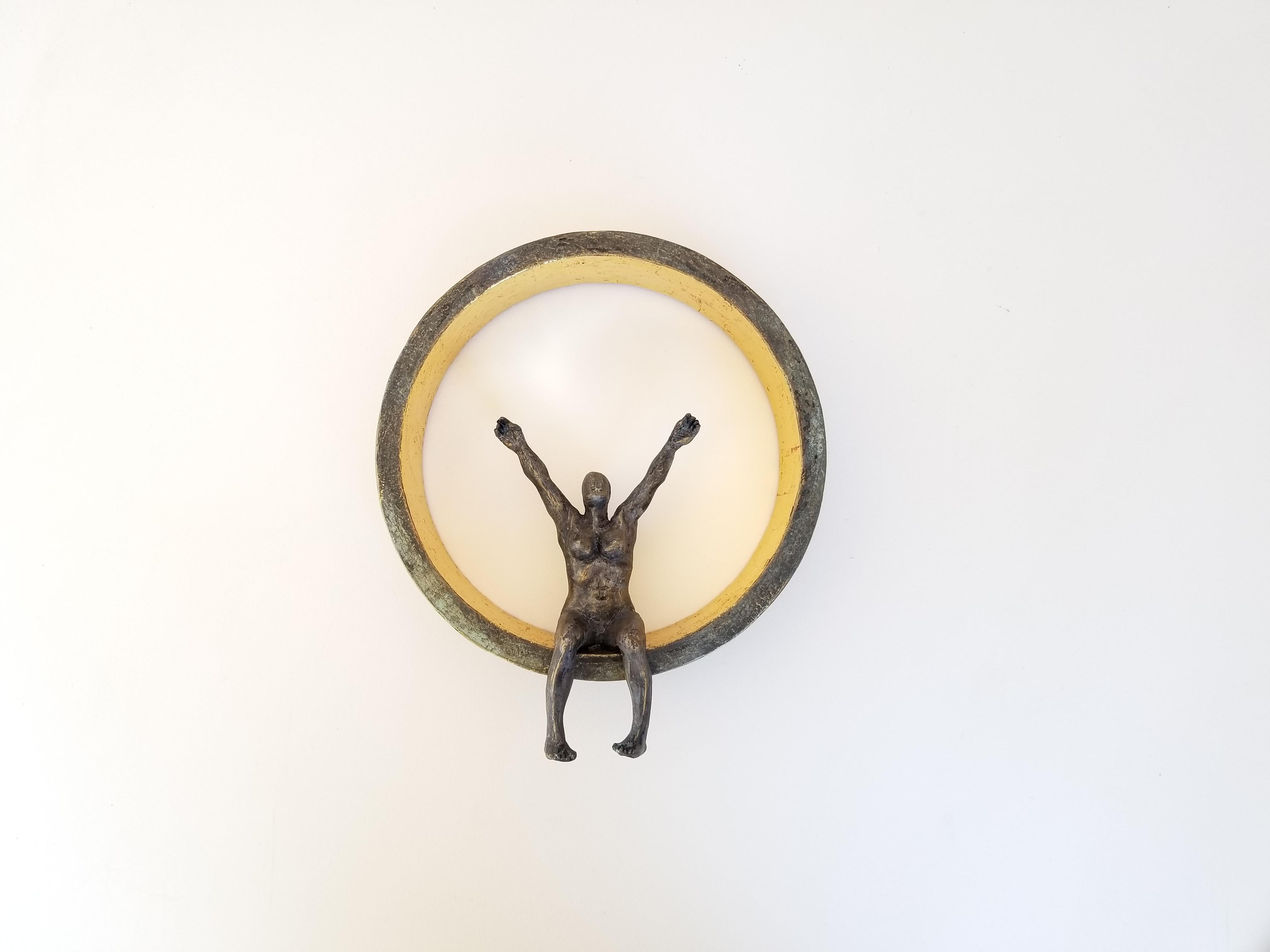 <p>Kommentare des Künstlers<br>Inspiriert von geometrischen Grundstrukturen, zeigt die Künstlerin Yelitza Diaz den Kreis als Erinnerung an Sonne und Mond. Sie fertigt den Ring aus einem Modul aus Pappe, das für einen revolutionären Touch mit Bronze