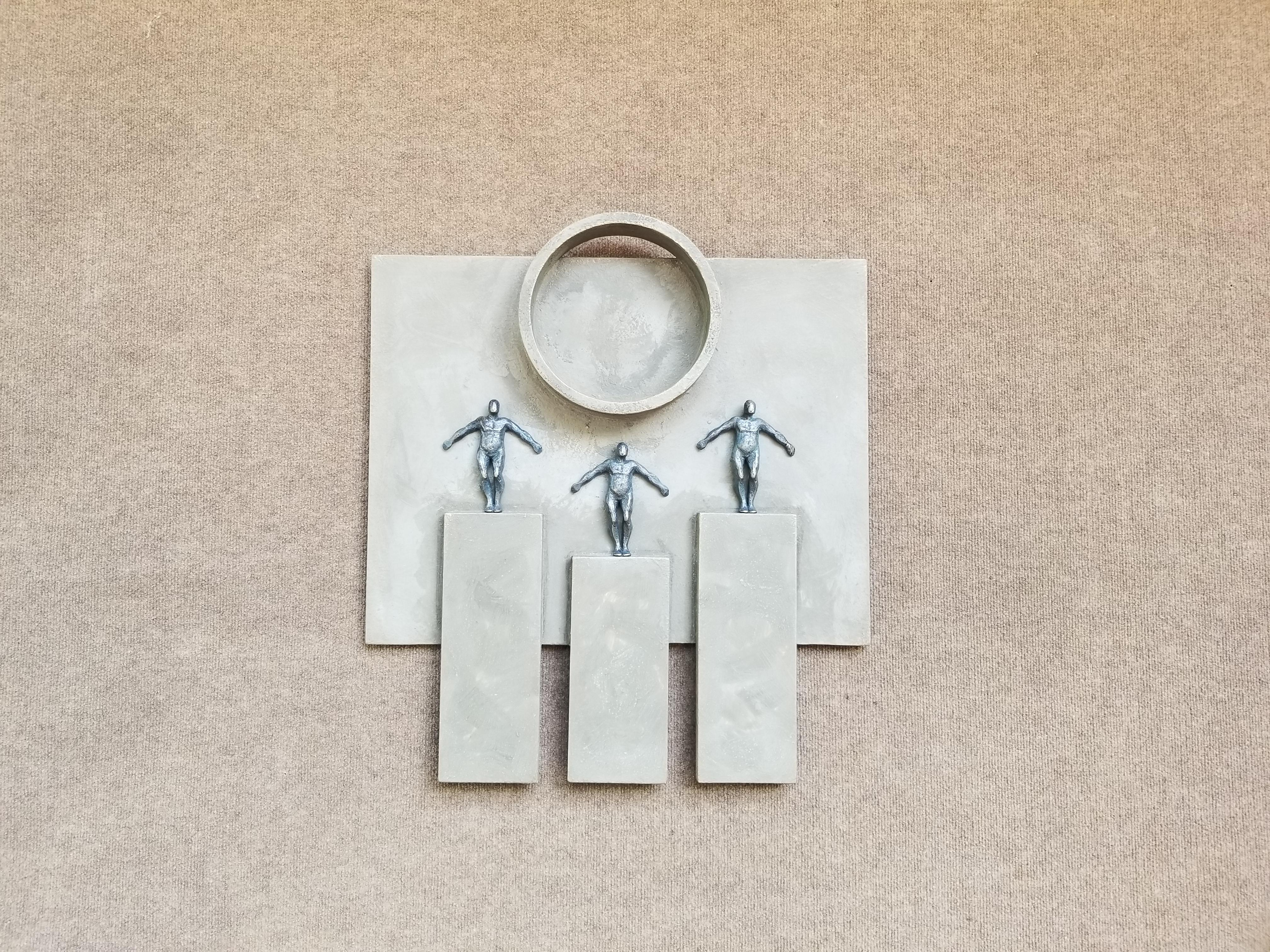 <p>Commenti dell'artista<br />L'artista Yelitza Diaz realizza una scultura di tre uomini su un podio. Ispirandosi all'arte minimalista, introduce un nuovo concetto in cui aggiunge la forma umana come parte del contemporaneo. Yelitza gioca con le
