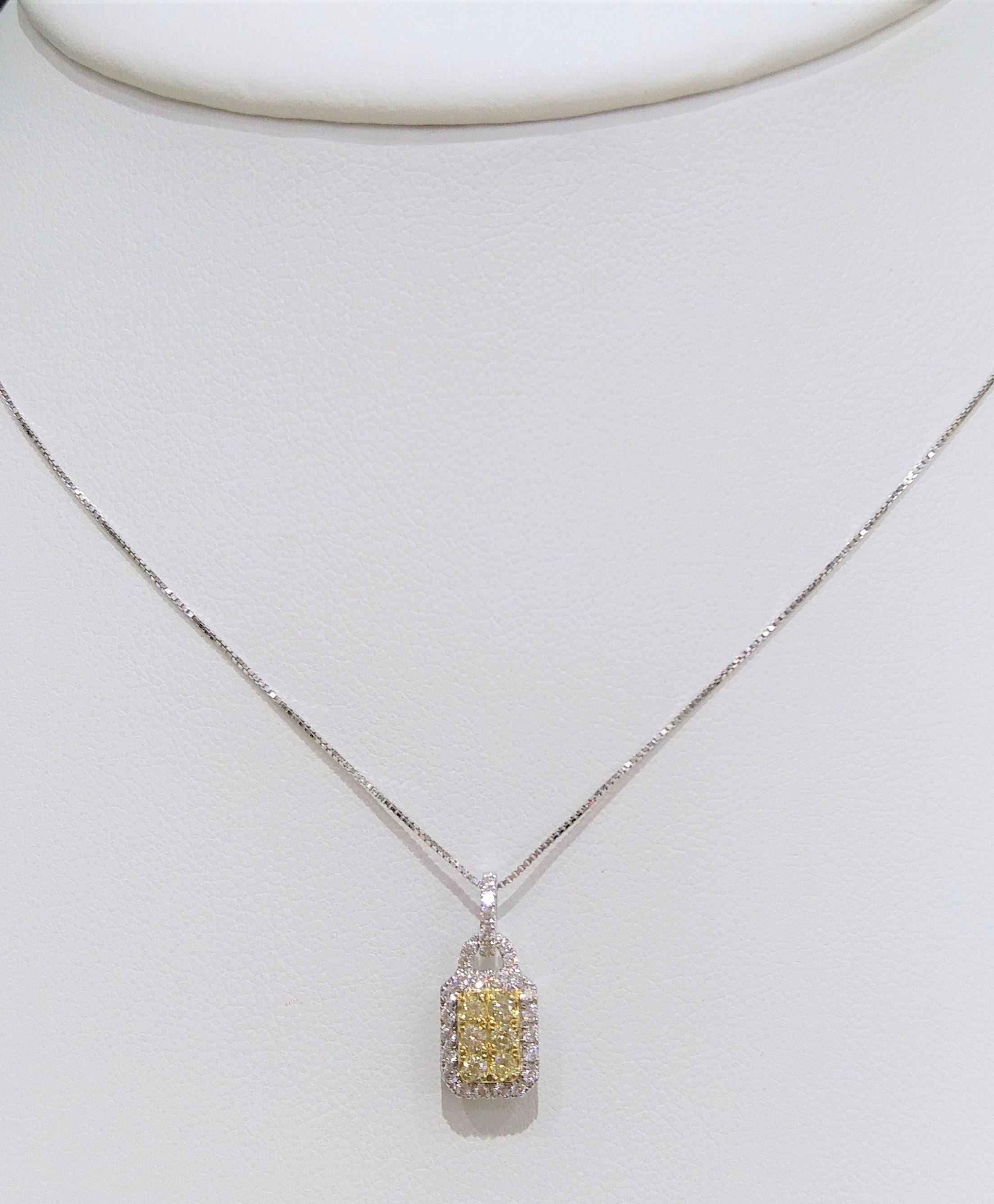 Taille ronde Collier pendentif en diamant jaune avec chaîne en platine en vente