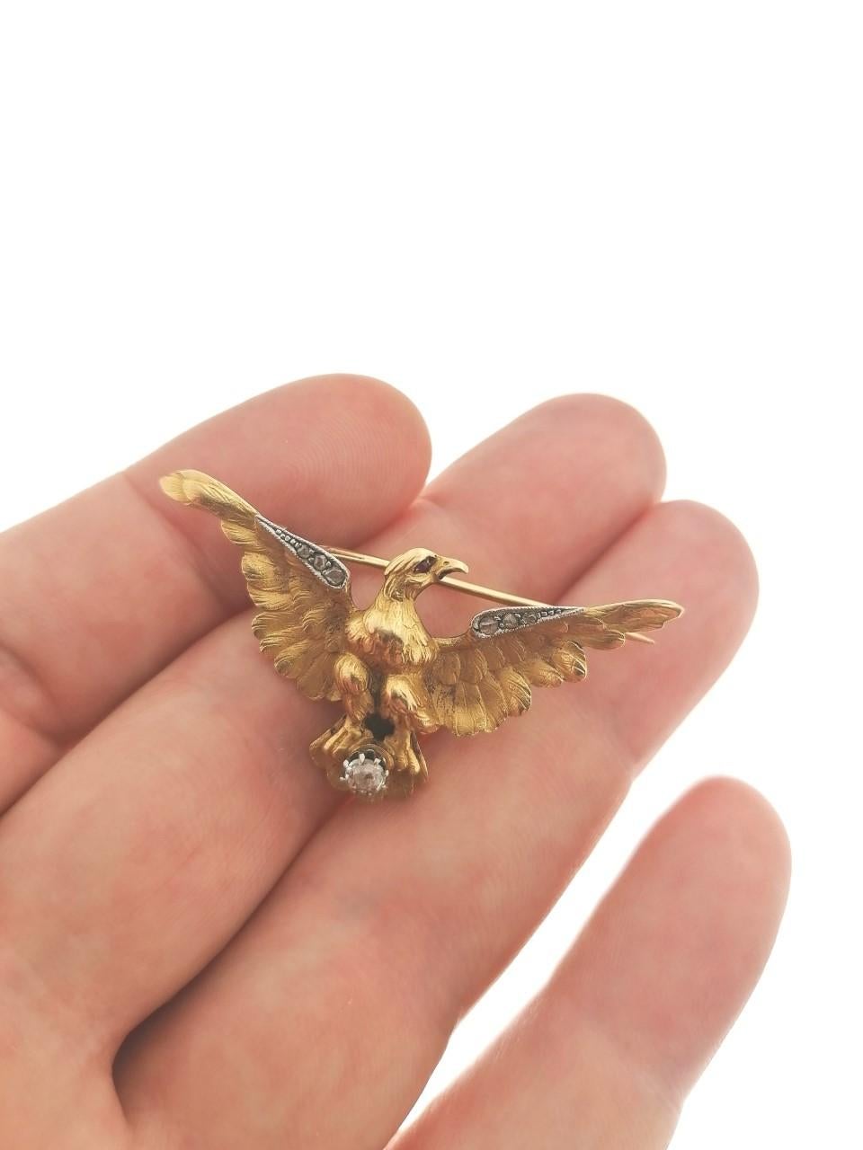 Yellow 18 Karat Gold Eagle Brooch and Diamonds In Good Condition For Sale In SEVILLA, ES