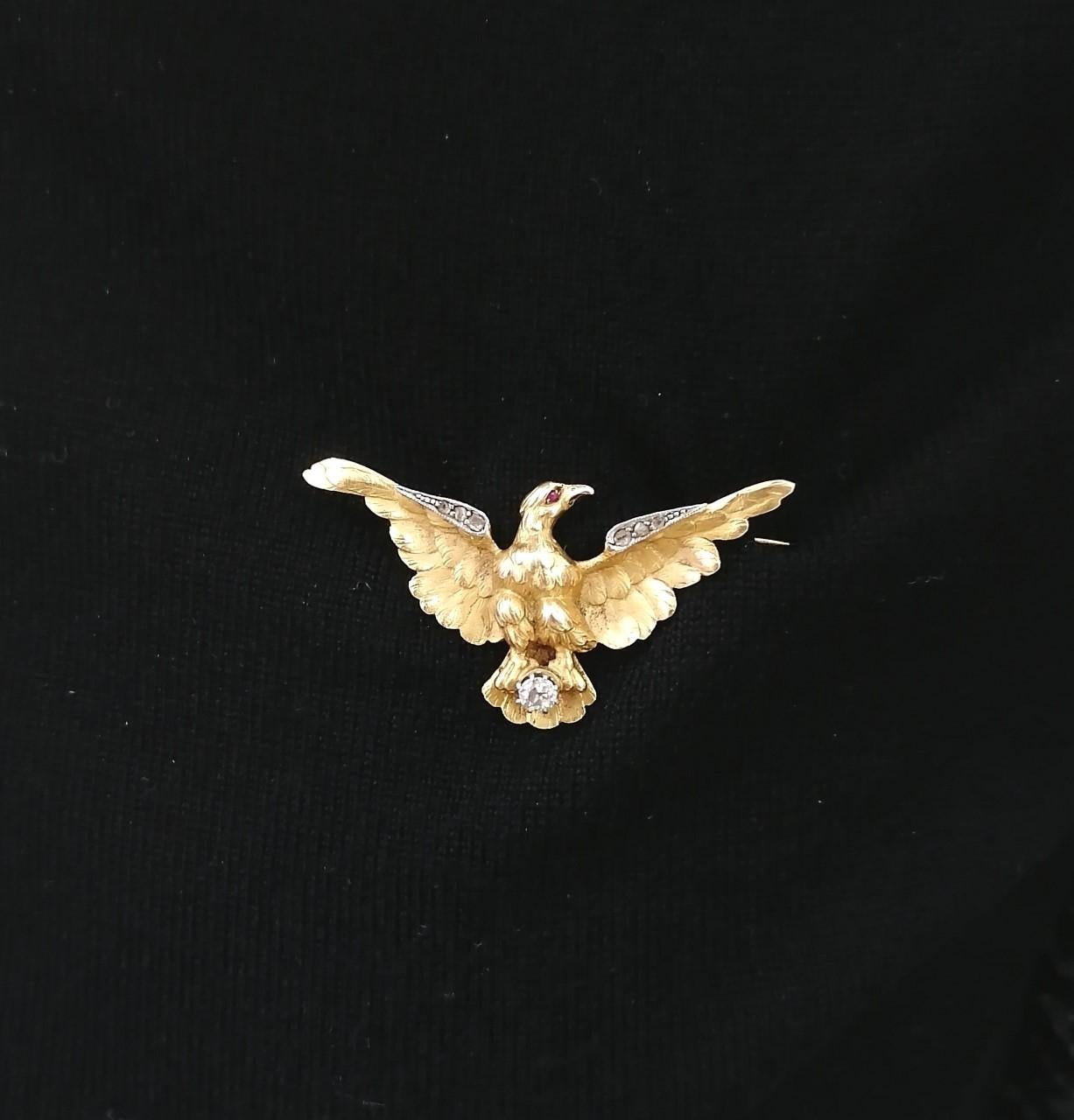 Women's or Men's Yellow 18 Karat Gold Eagle Brooch and Diamonds For Sale