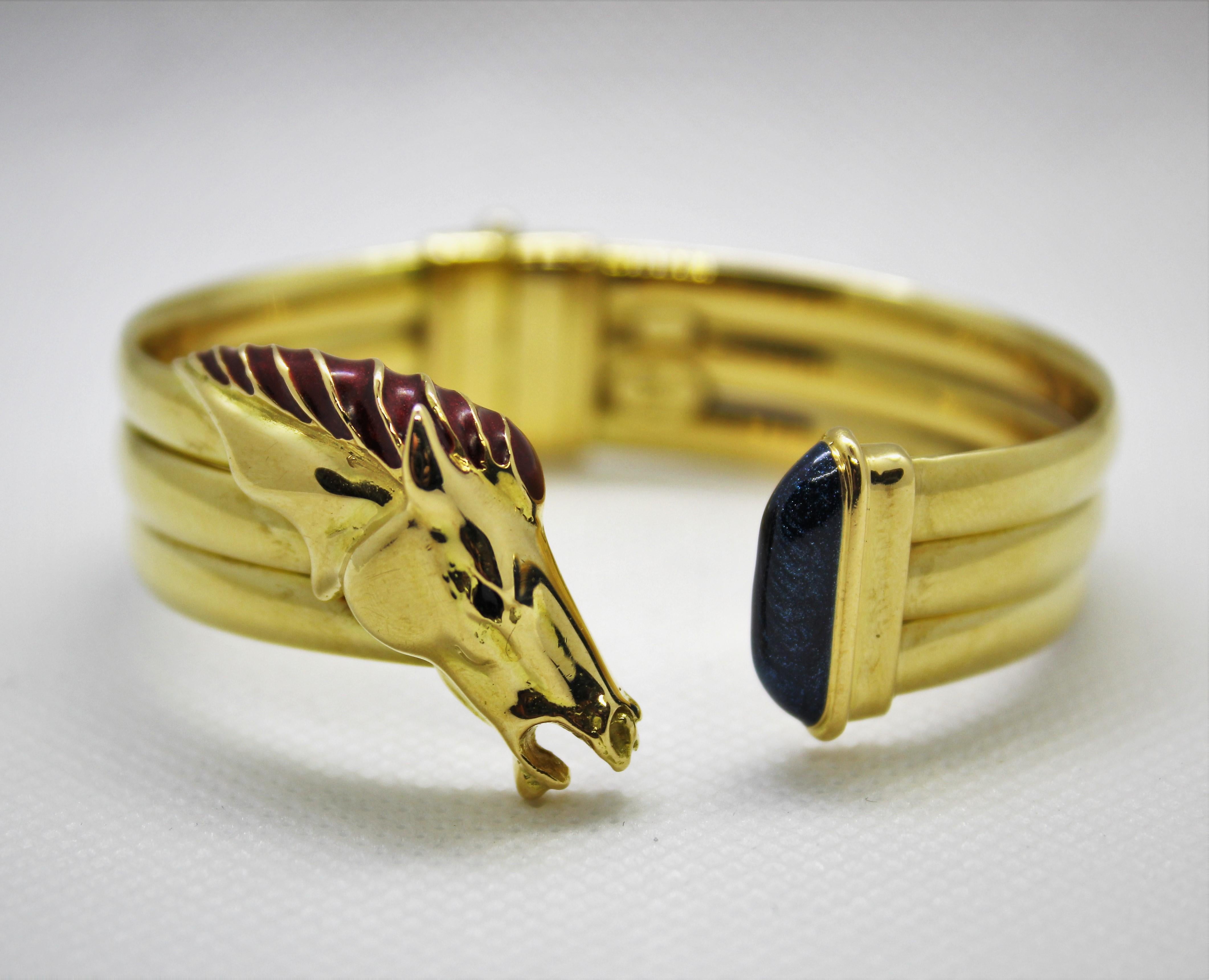 18K yellow gold bangle bracelet with horse head and enamel.

Italian made 1990s.

Very beautiful and very good condition.

6cm  x 5 cm

35 gr.