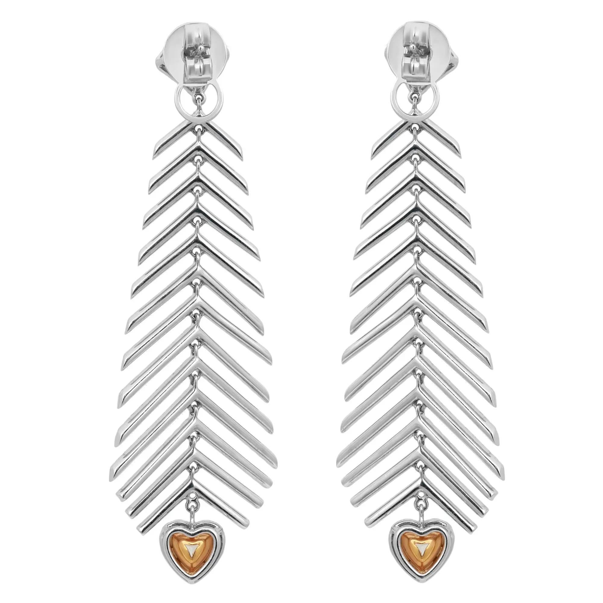 Magnifique paire de longues boucles d'oreilles en forme de plume fabriquées en or blanc 18 carats et serties de diamants blancs et jaunes en forme de carré et de cœur au sommet et en chute. Ces impressionnantes boucles d'oreilles longues dansent à