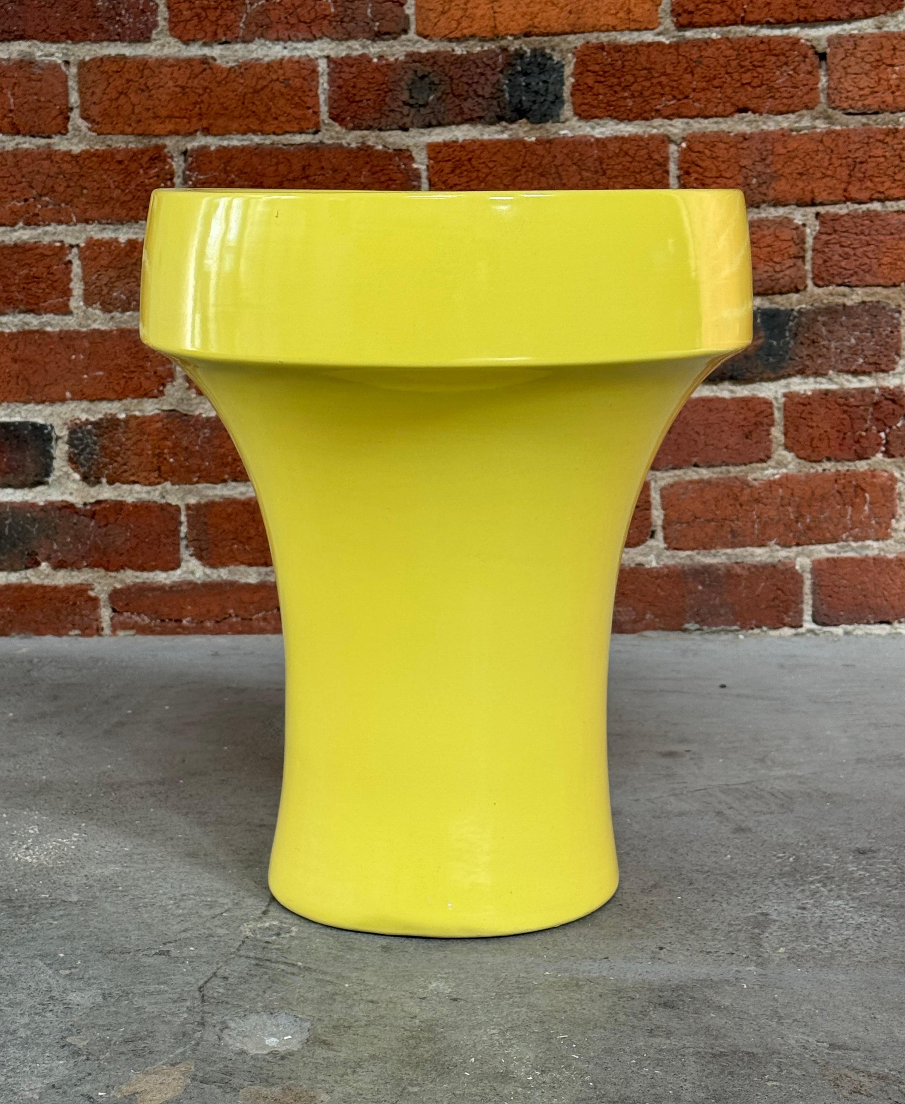 Jardinière en céramique jaune vif conçue par Marilyn Kaye Austin pour Architectural Pottery of Southern California. Récipient conique en forme de cloche avec un bord supérieur évasé. Il date de 1977 et, au cours de sa fabrication, il a développé une