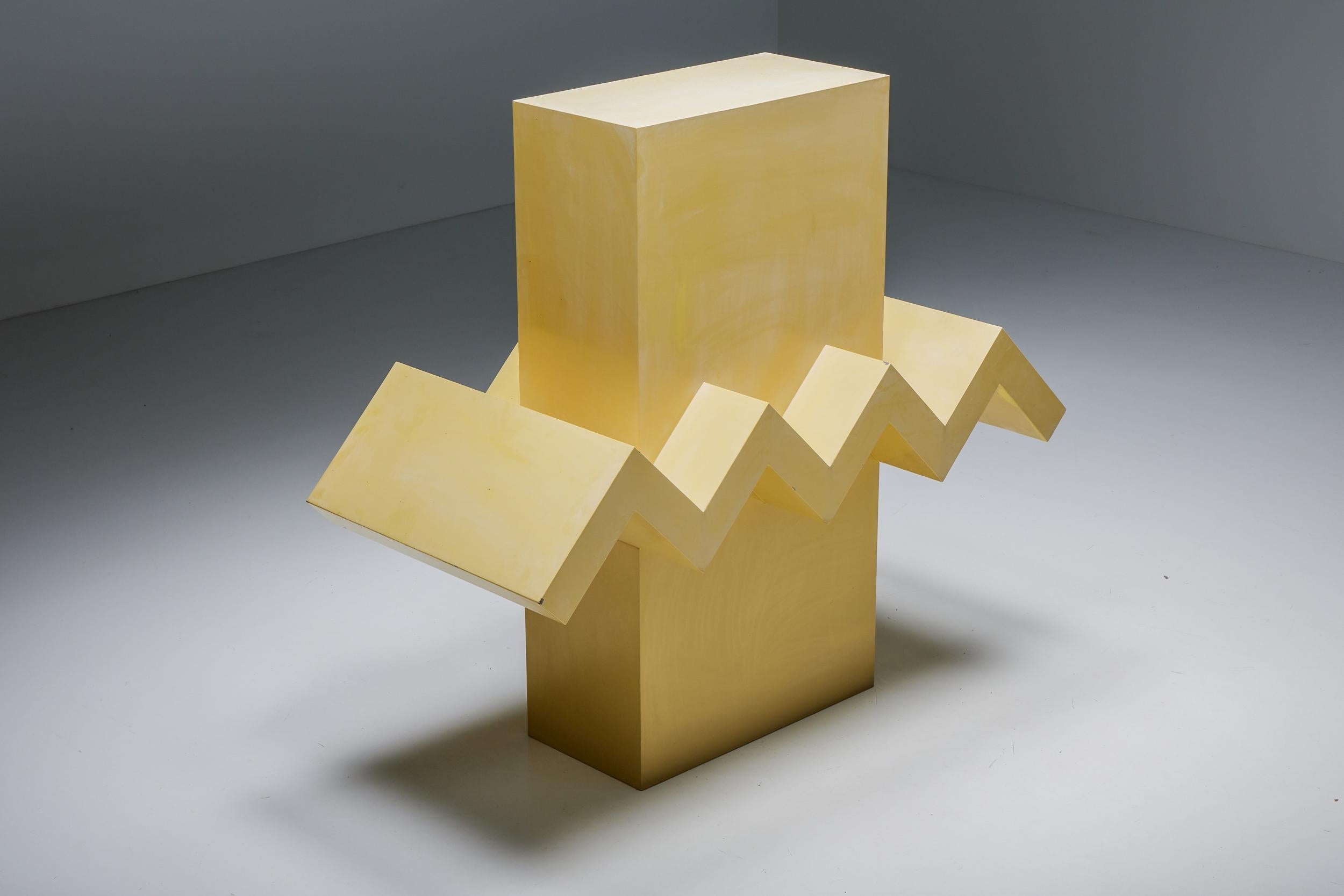 Postmoderne Sculpture abstraite postmoderne jaune, Hic & Nunc, œuvres d'art belges, 1989 en vente