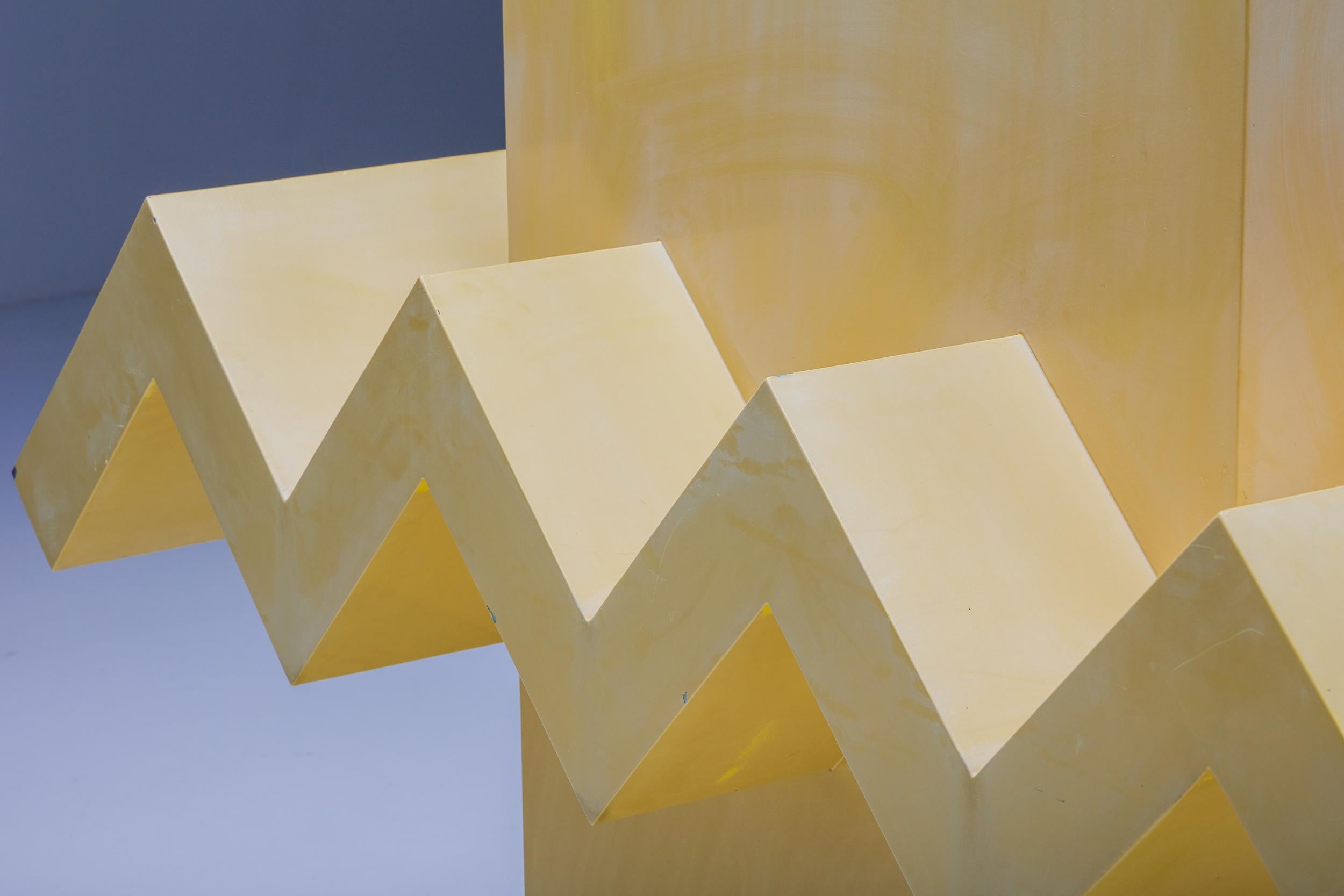 Laqué Sculpture abstraite postmoderne jaune, Hic & Nunc, œuvres d'art belges, 1989 en vente