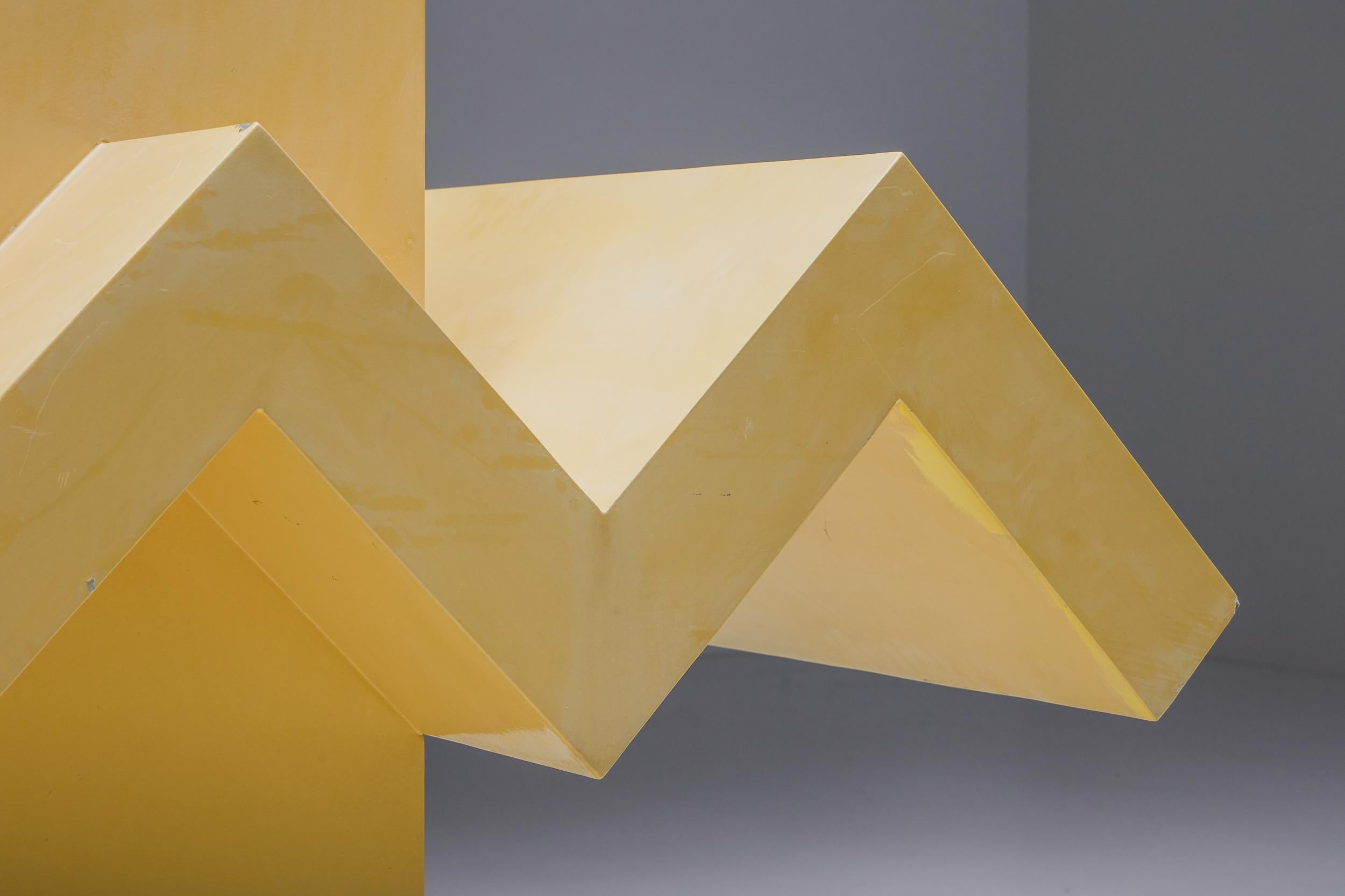 Gelbe abstrakte postmoderne Skulptur, Hic & Nunc Belgische Kunstwerke, 1989 (Stahl) im Angebot