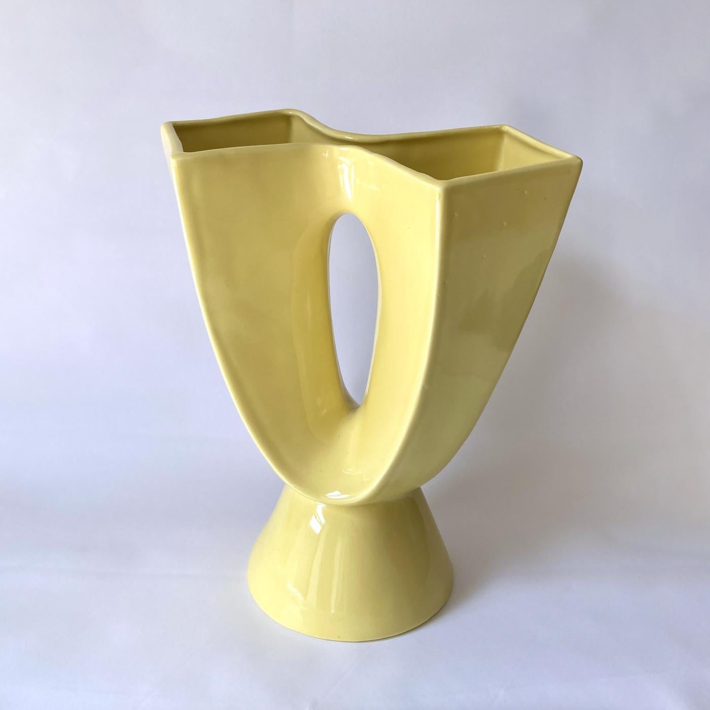 Smaltato Vaso astratto giallo Midcentury in vendita